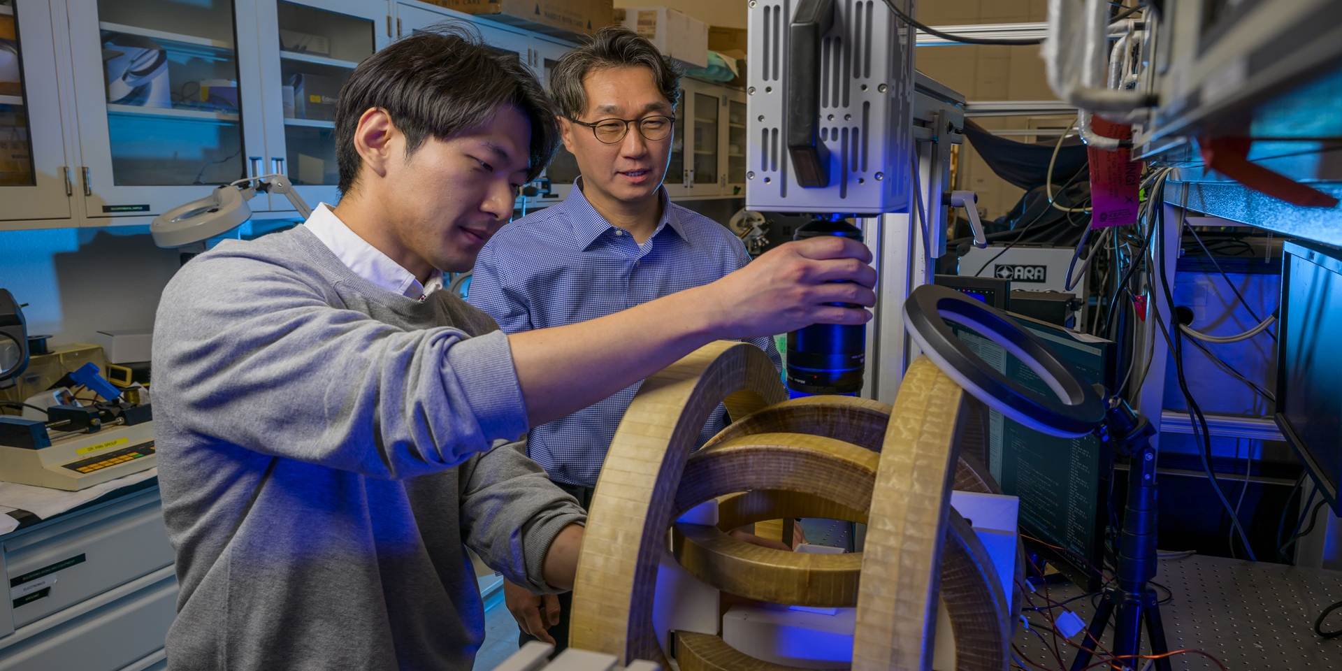 Проще и надежнее. Ученые создали систему, которая управляет микророботами без камер и отслеживания