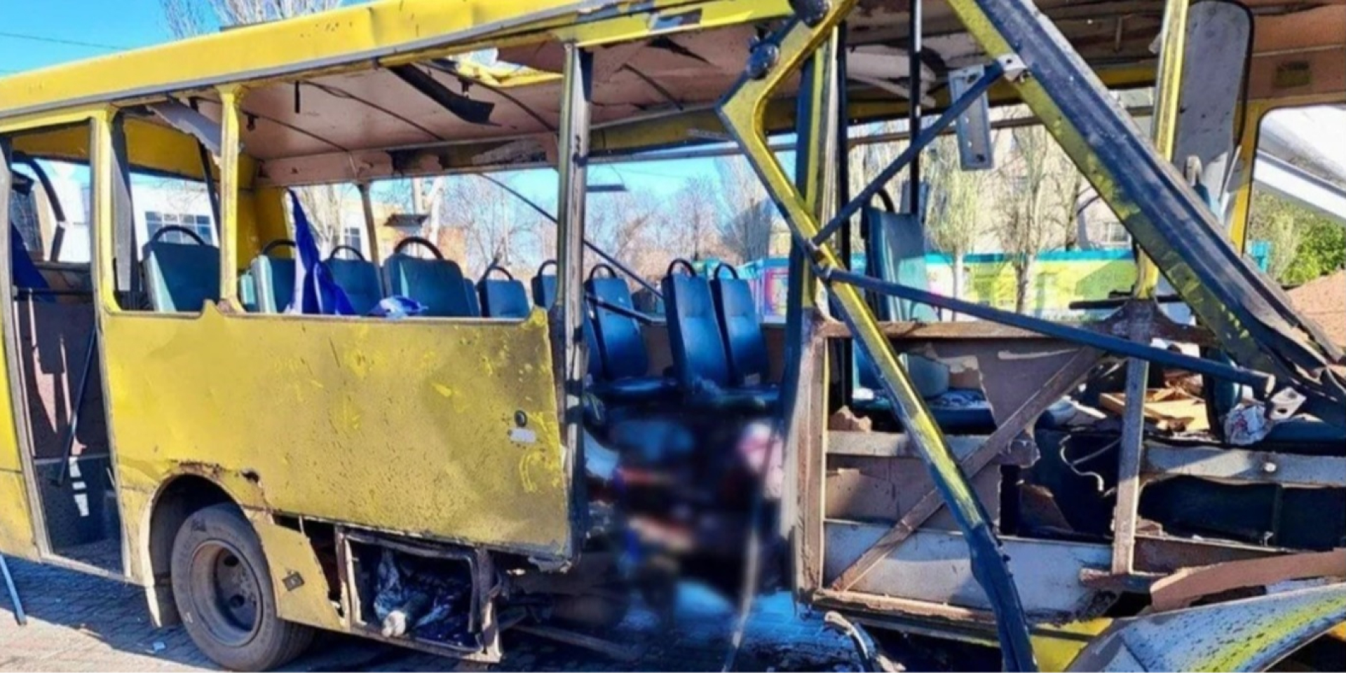 Автобус в Никополе, по которому Россия ударила FPV-дроном 7 апреля 2026 года (Фото: t.me/s/dnipropetrovskaoda)