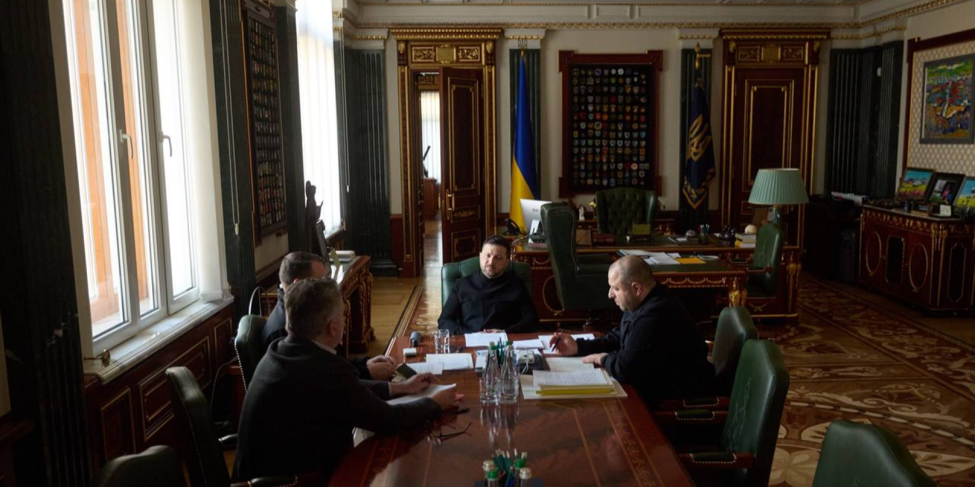 Керівник Офісу президента Кирило Буданов, його перший заступник Сергій Кислиця і секретар Ради національної безпеки і оборони (РНБО) Рустем Умєров під час доповіді президенту Володимиру Зеленському про переговори у&nbsp;США, 24 березня 2026 року (Фото: Zelenskiy Official / Telegram)