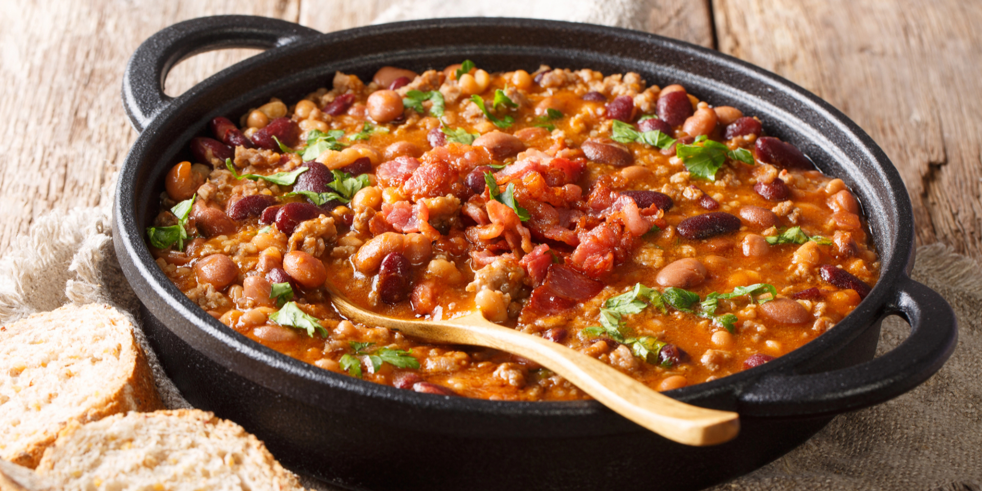 Трех шефов спросили, какое блюдо приготовить из консервированной фасоли — они сошлись во мнении