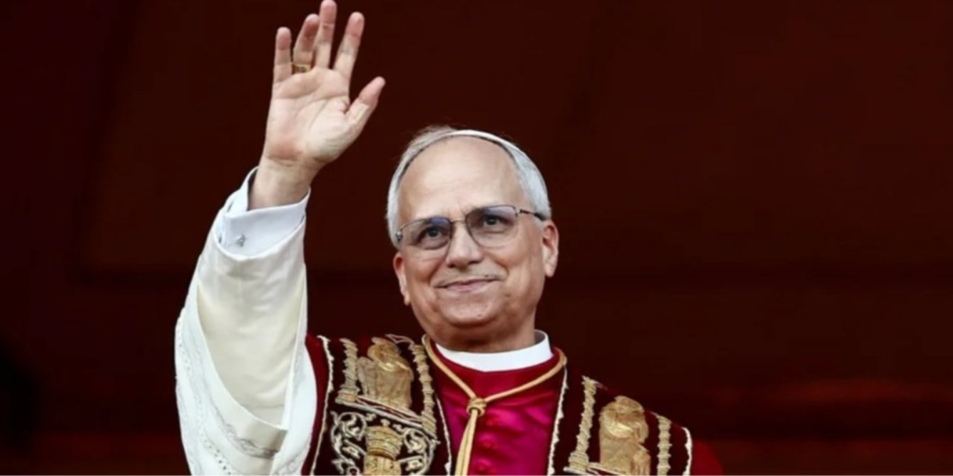 Папа Лев XIV c помощью спортсмена научился крутить баскетбольный мяч на пальце и засмеялся — видео