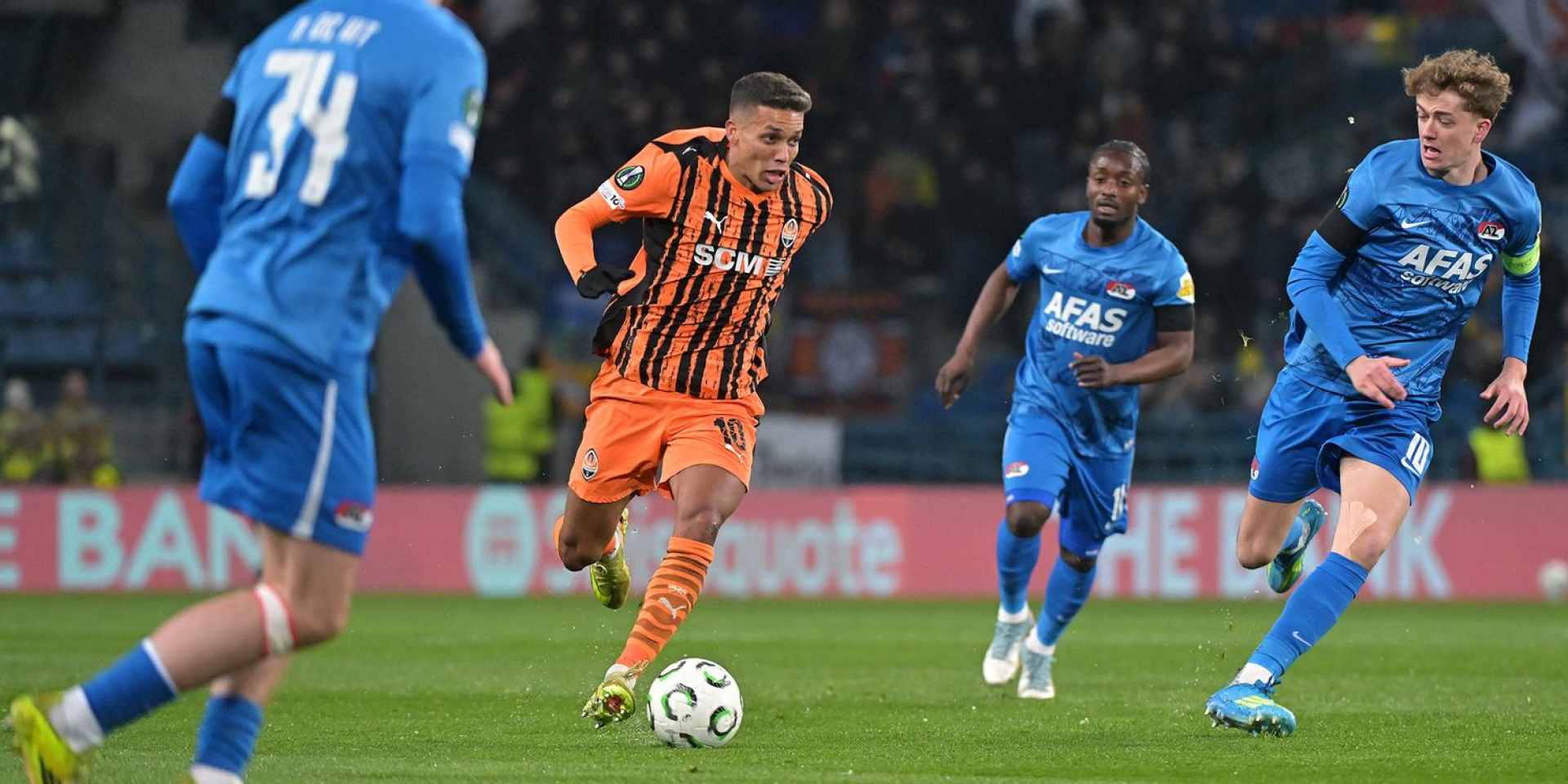 На глазах у Ахметова. Шахтер разгромил АЗ и приблизился к полуфиналу Лиги конференций