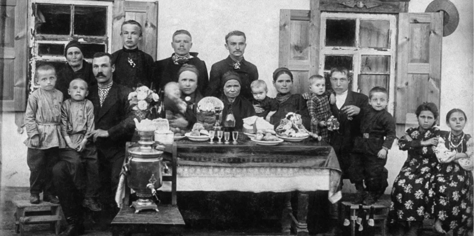Пасхальный стол на Полтавщине, 1910-е годы (Фото: localhistory.org.ua)