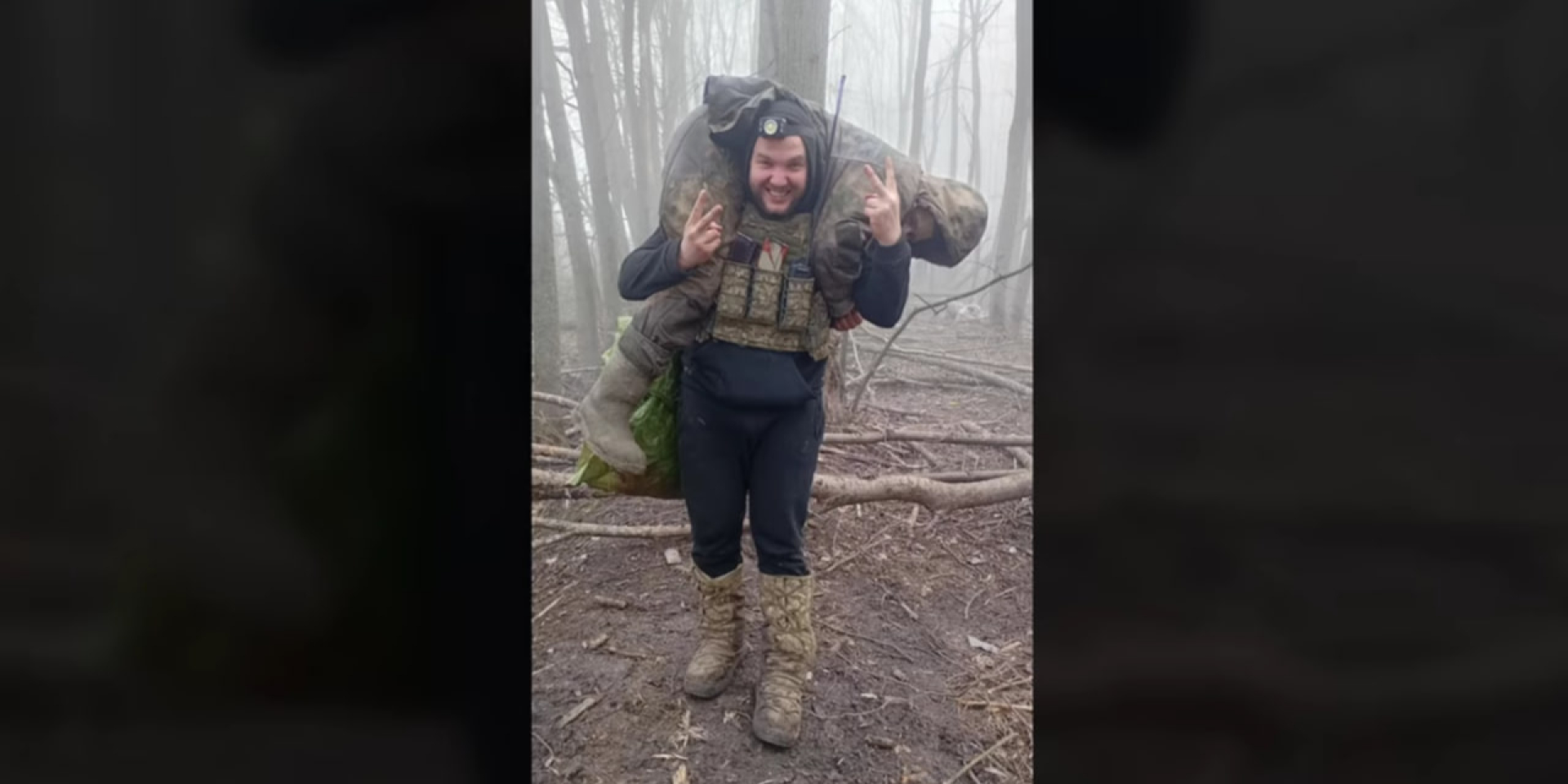 В Сумской области взяли в плен раненого белоруса-наемника, украинский военный нес его на себе 10 км — видео