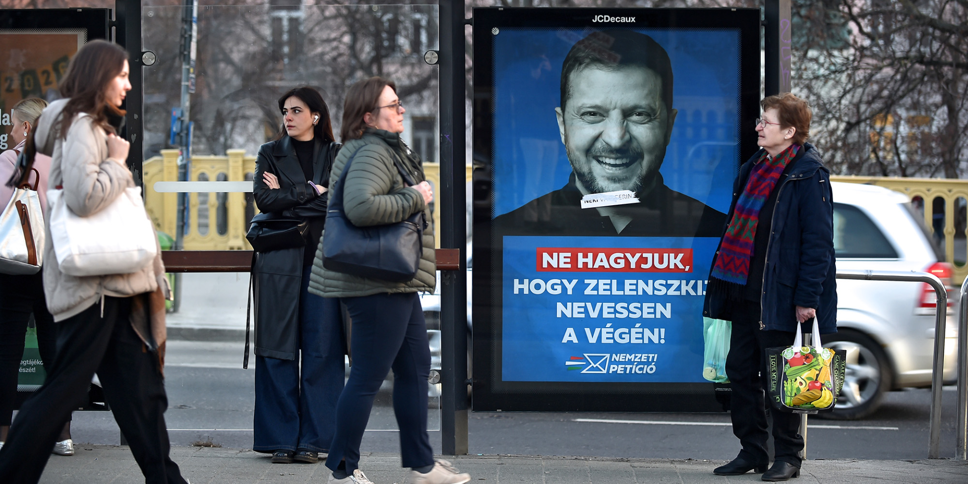На вулицях міст Угорщини розвісили антиукраїнські плакати. На фото — сітілайт із написом: «Не дозволяйте Зеленскому сміятися останнім!» (Фото: Balint Szentgallay/Reuters)