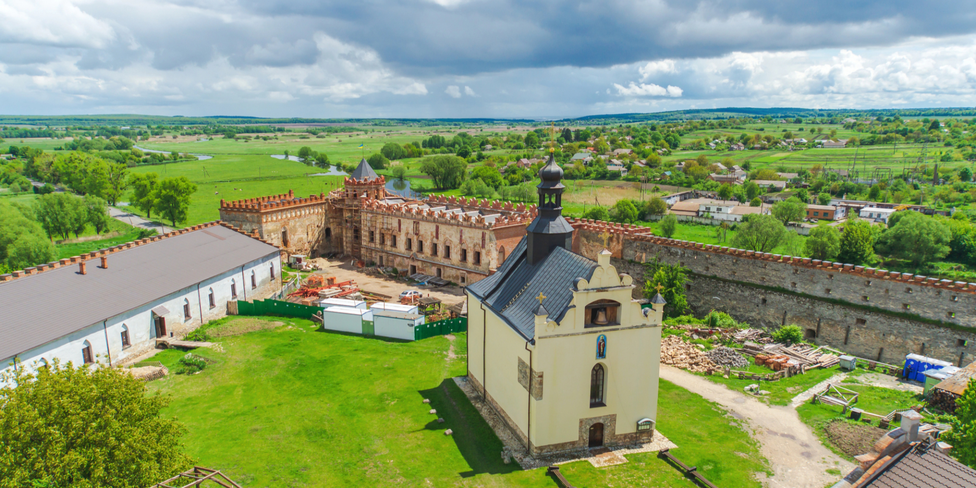 Меджибожский замок и Церковь святого Николая (Фото: vitaliyborcovskiy/Depositphotos)