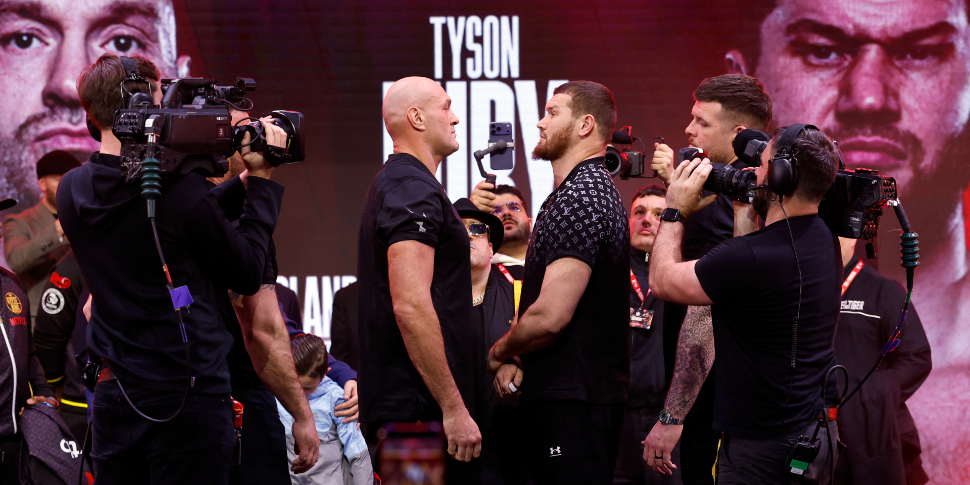 Тайсон отвел взгляд. Фьюри провел финальную битву взглядов с россиянином перед боем в Лондоне — видео