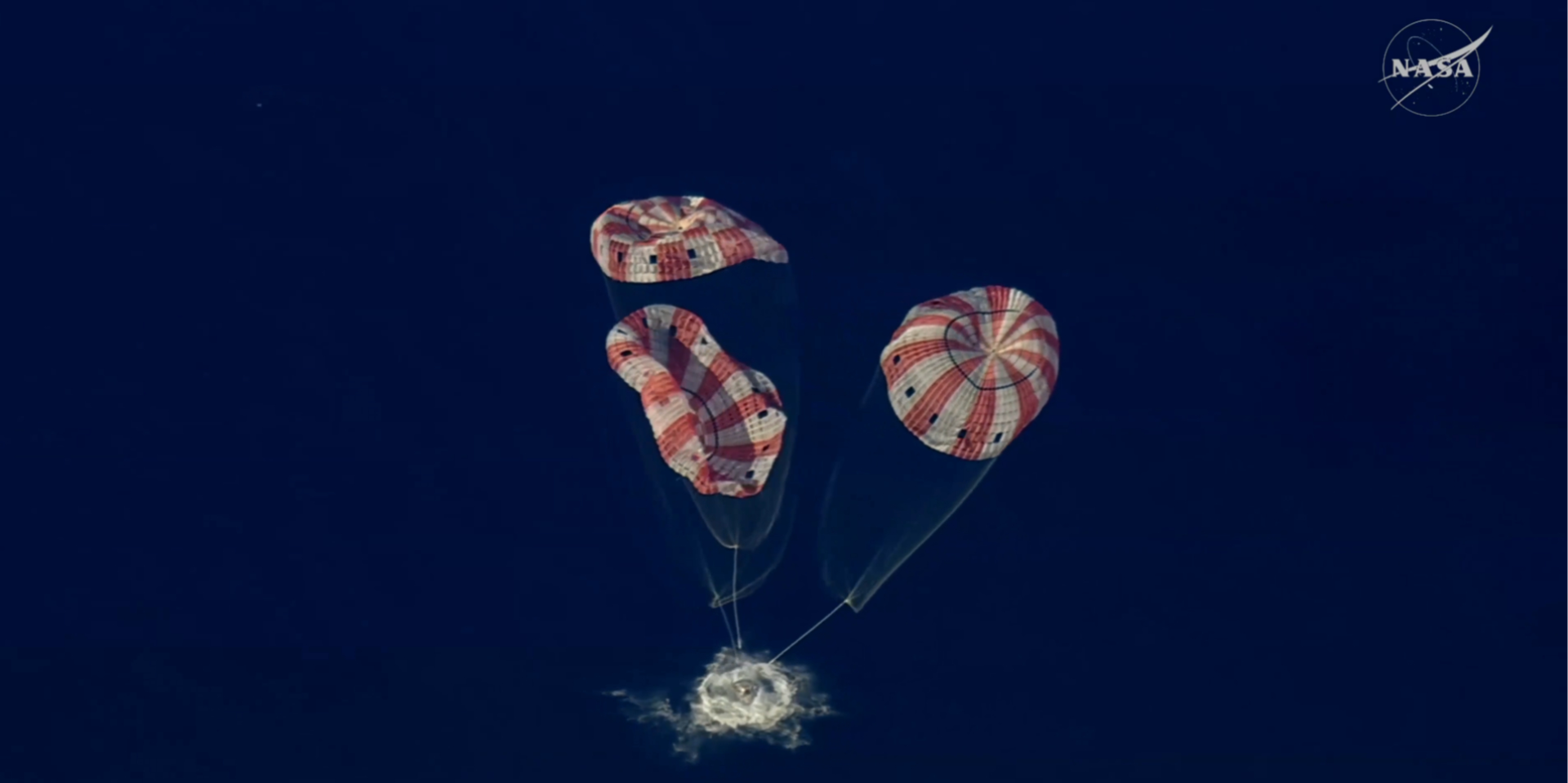 Корабль Orion с астронавтами лунной миссии Artemis II успешно приводнился в Тихом океане