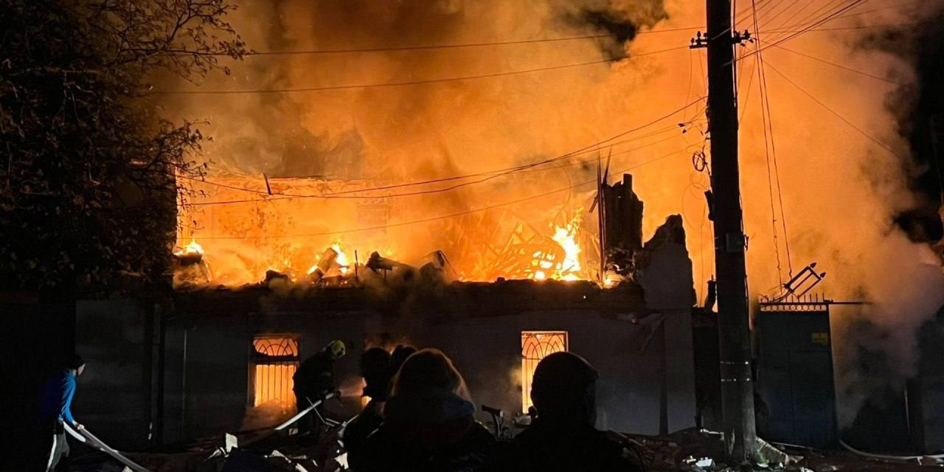 Fire in a residential area of ​​Odesa after a UAV strike, April 11, 2026 (Photo: Serhii Lysak / Telegram)