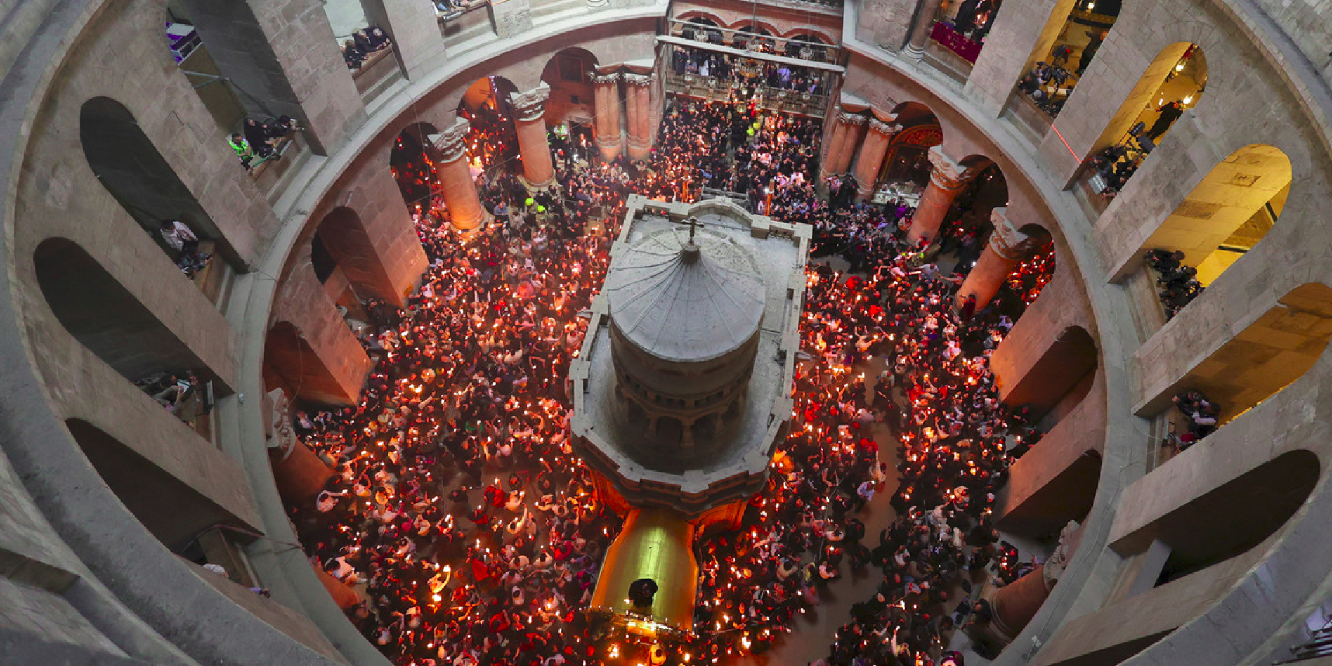 В Иерусалиме состоялась церемония схождения благодатного огня — фото и видео
