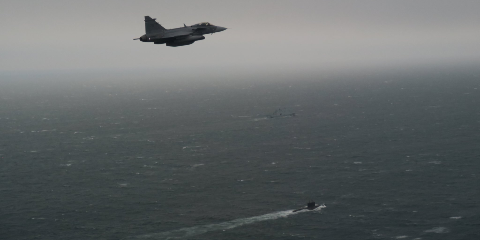 Шведский истребитель отслеживает российскую подводную лодку, движущуюся к Балтийскому морю