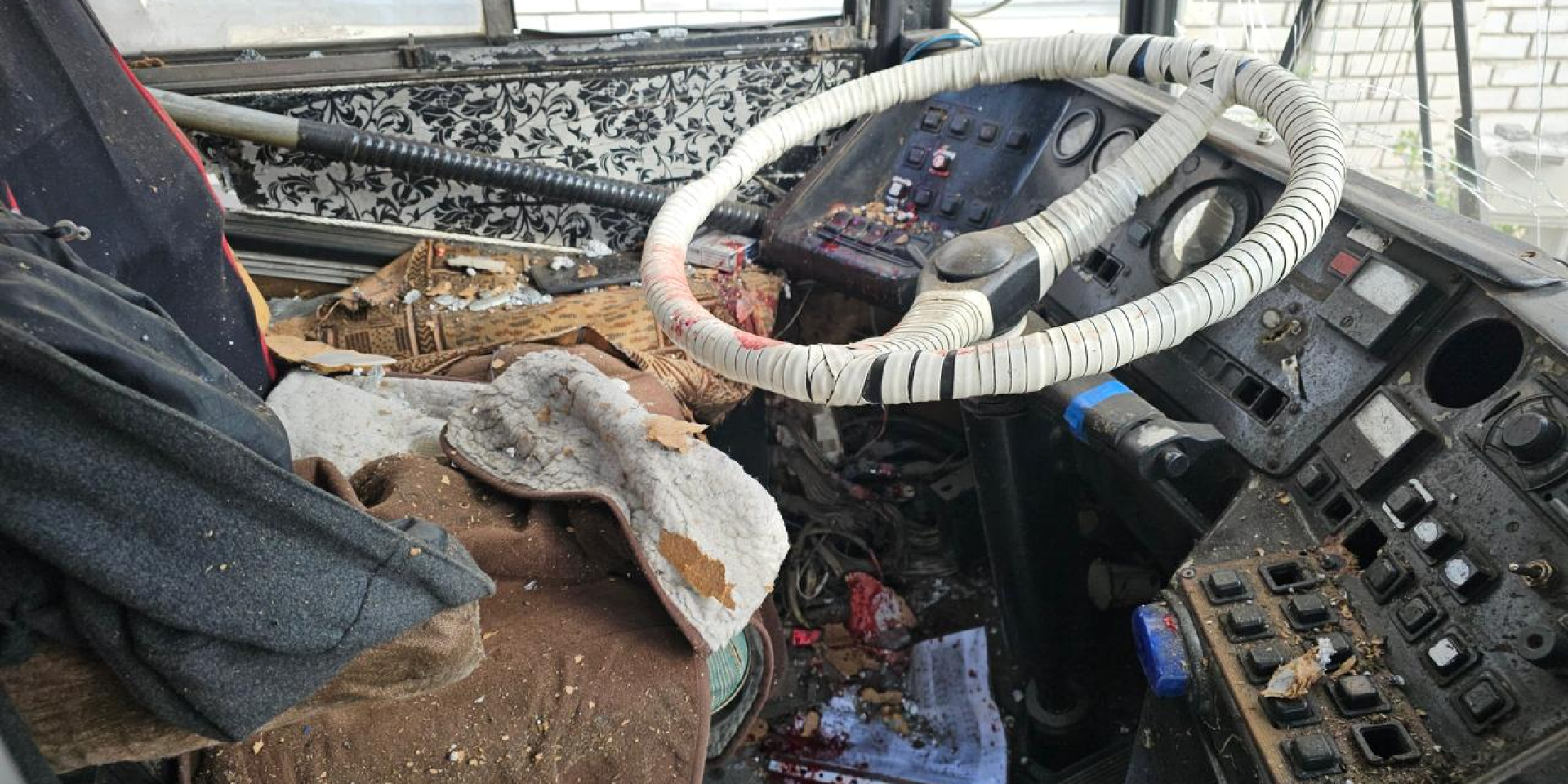 За полчаса до Пасхального перемирия. В Херсоне россияне атаковали с дрона троллейбус, водитель в крайне тяжелом состоянии