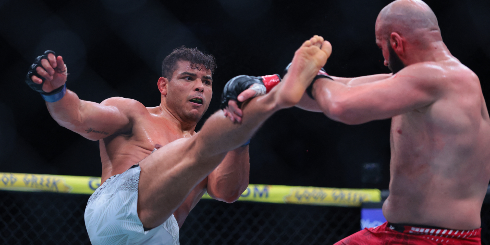 Рухнул на канвас: бразильский боец ударом в голову нокаутировал россиянина на UFC — видео