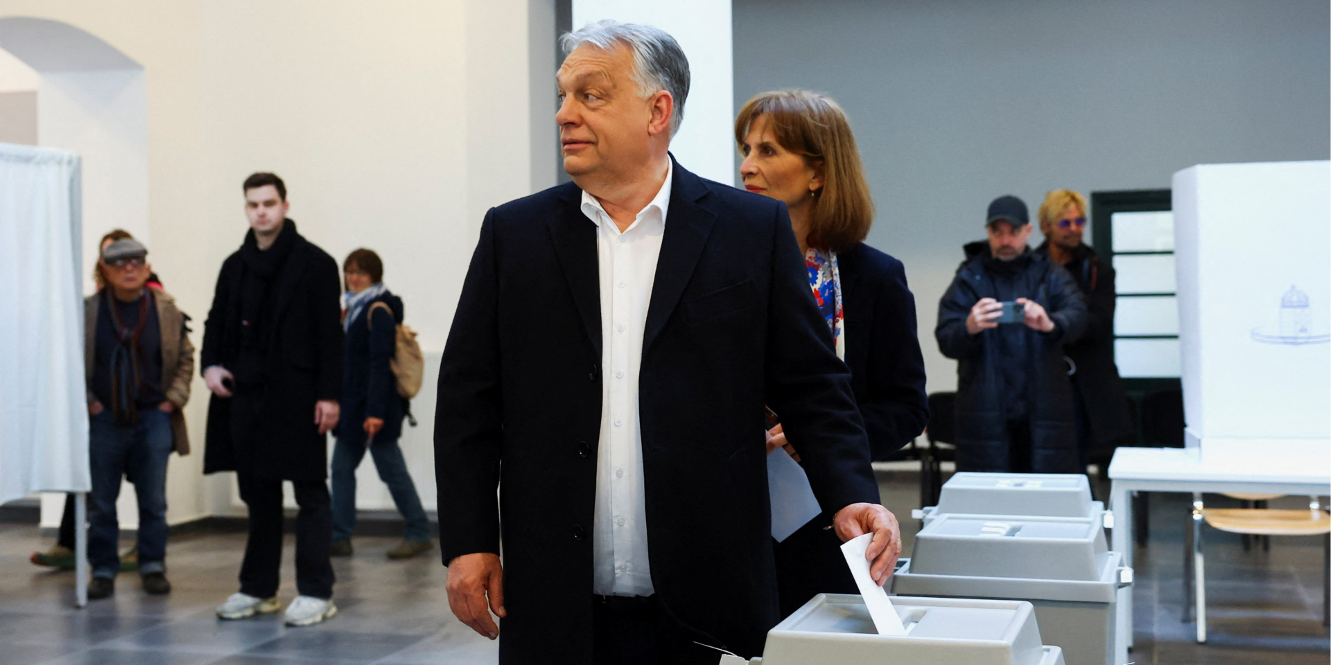 Прем'єр-міністр Угорщини Віктор Орбан і його дружина Аніко Леваї голосують під час угорських парламентських виборів в Угорщині 12 квітня 2026 року (Фото: REUTERS/Bernadett Szabo)
