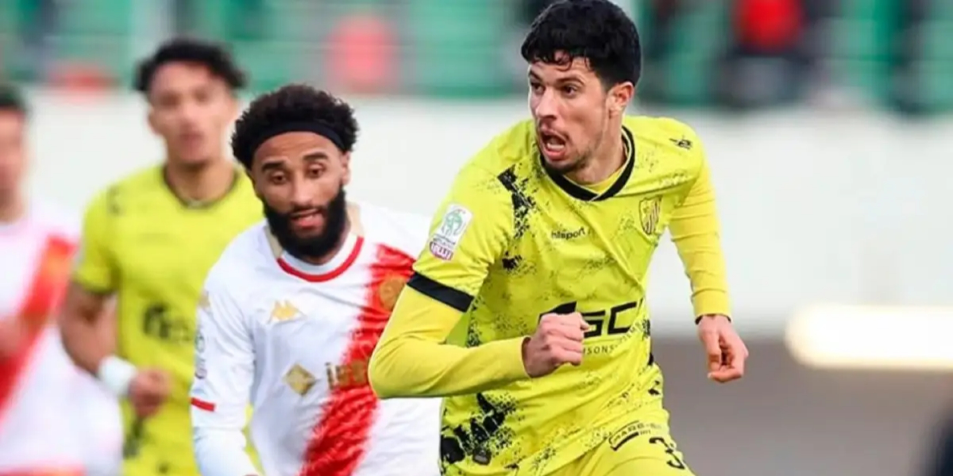 Претендент на премию Пушкаша. Защитник забил безумный гол рабоной из-за штрафной — видео