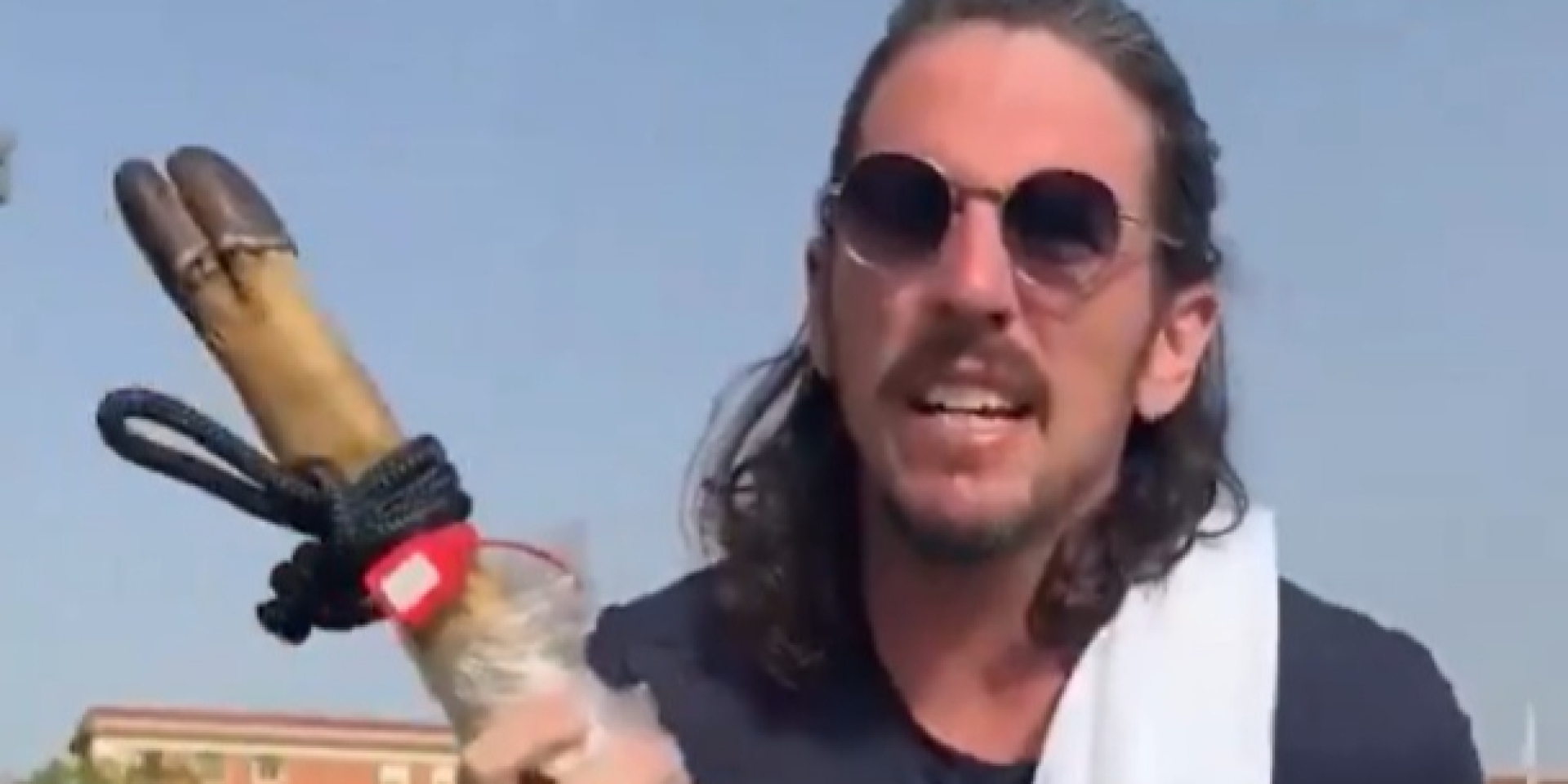 «Ешьте свинину». В Испании президент футбольного клуба бегал за мусульманскими игроками с хамоном — видео