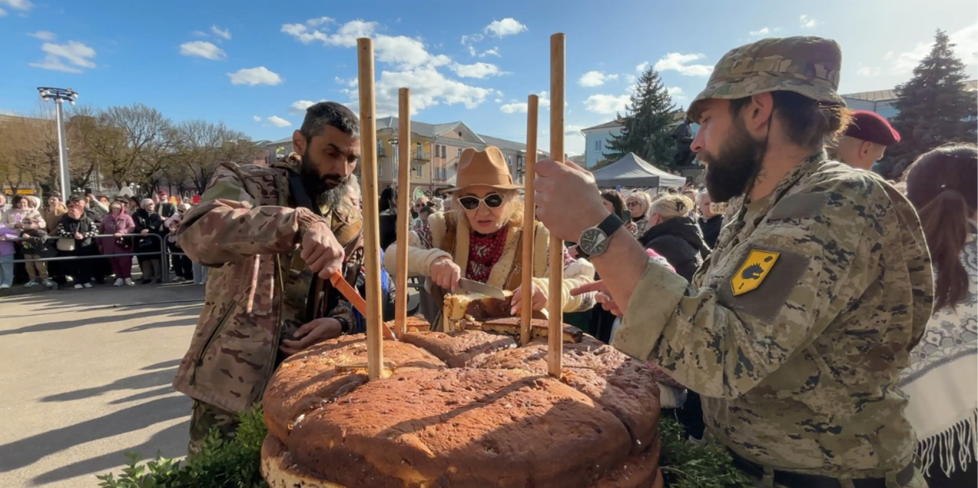 На Волыни испекли 200-килограммовую пасху высотой более метра — фото и видео
