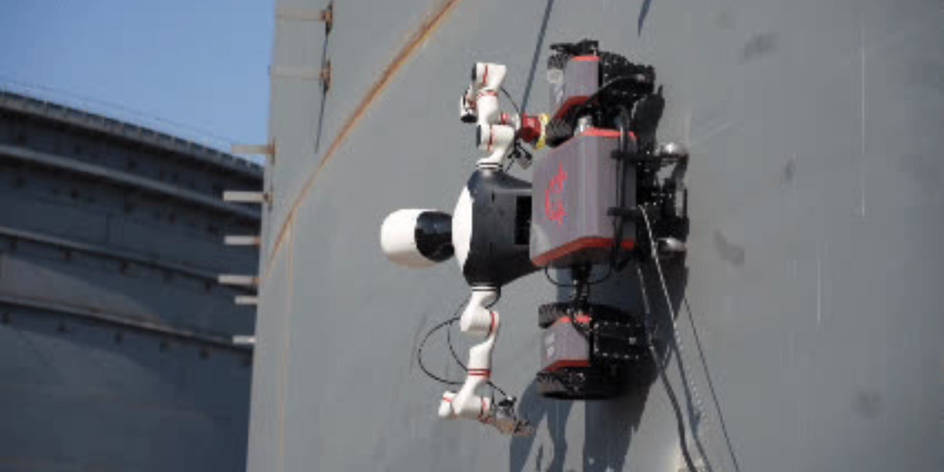 Вместо людей. В Китае запустили гуманоидного робота для опасных работ на производстве