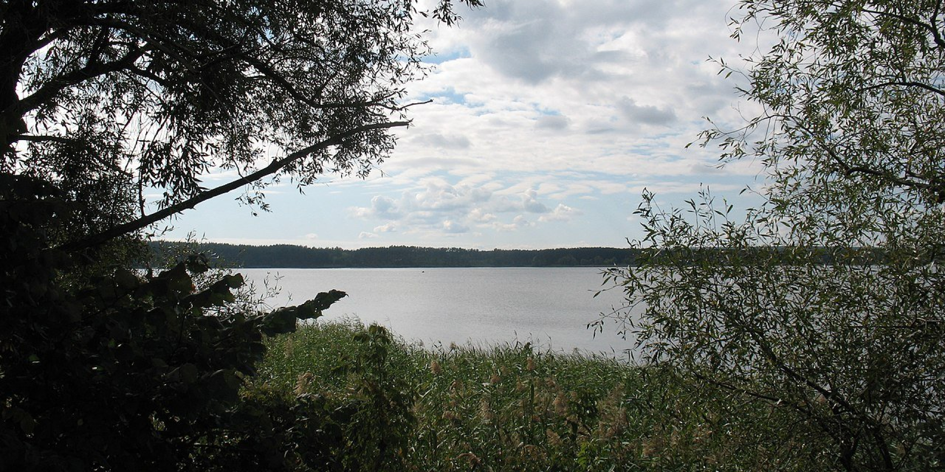 Одно из крупнейших водохранилищ Харьковской области. Россияне сбросили шесть авиабомб на Печенежскую дамбу