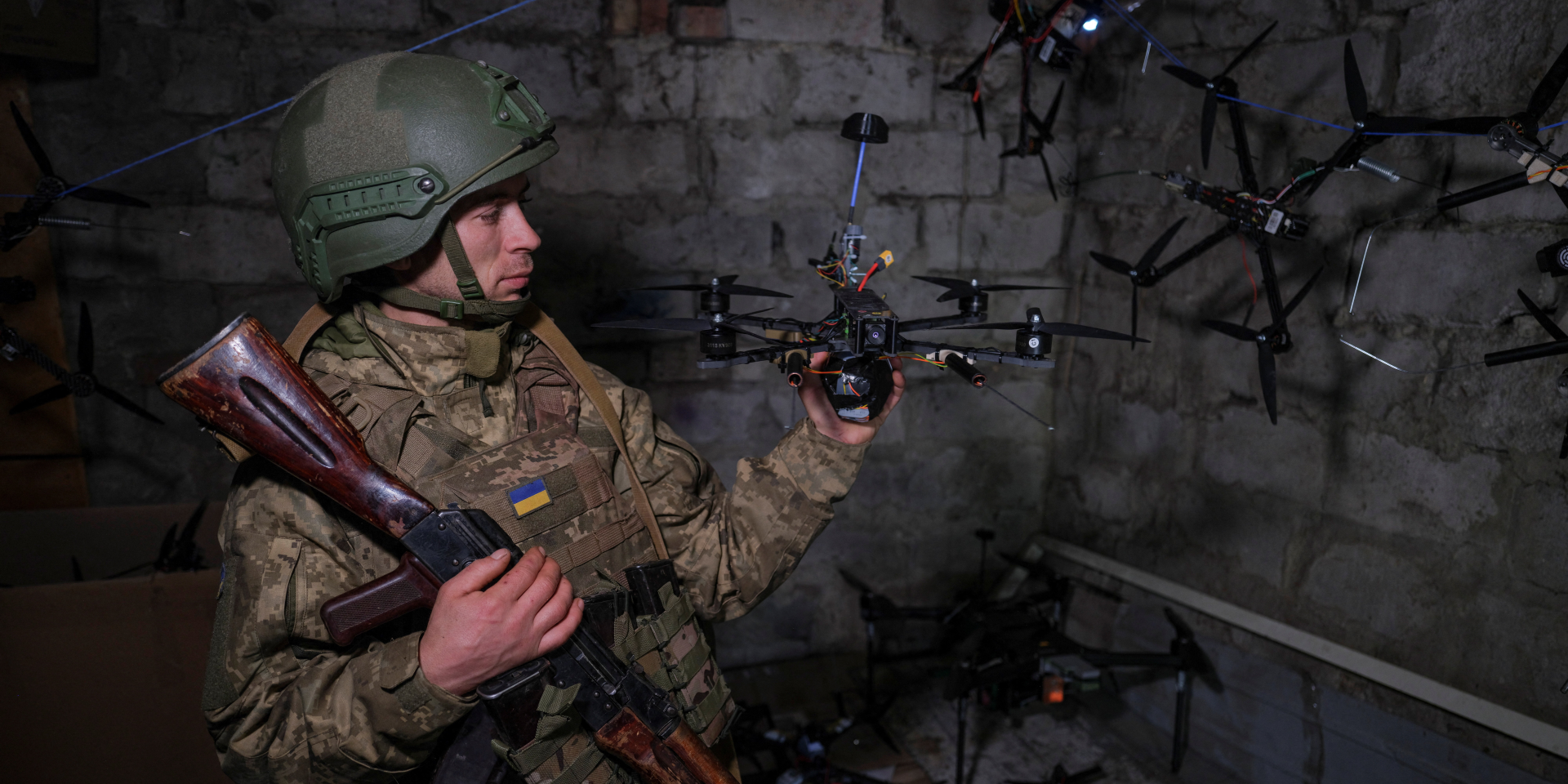 Український військовослужбовець демонструє готовий до польоту FPV-дрон на позиції на околиці прифронтового міста Дружківка (Фото: Iryna Rybakova/Press Service of the 93rd Kholodnyi Yar Separate Mechanized Brigade/Handout via REUTERS)