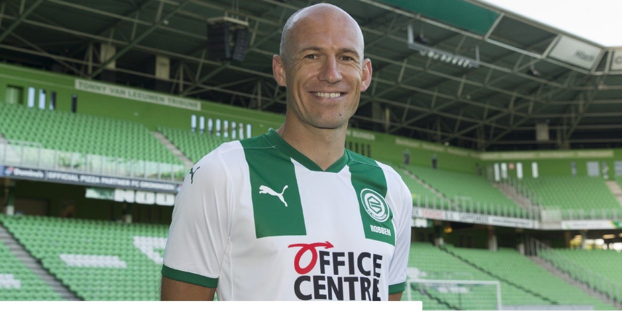 Толкнул телеведущего. Легенда футбола попал в скандал во время матча детских команд — видео