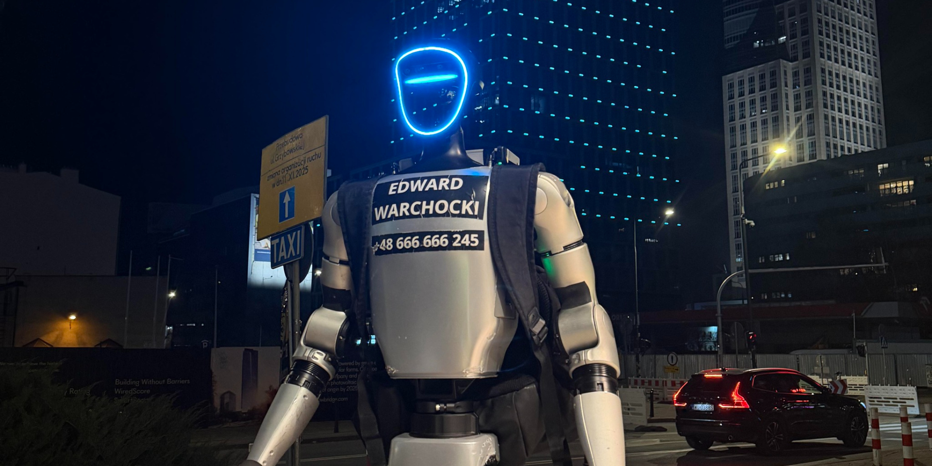 Робот-гуманоид Эдвард Вархоцкий ходит по Варшаве (Фото: Facebook/Edward Warchocki)