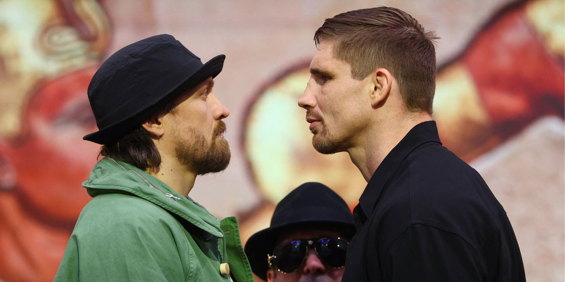 Усик и Верховен впервые сошлись в битве взглядов перед боем в Египте — видео