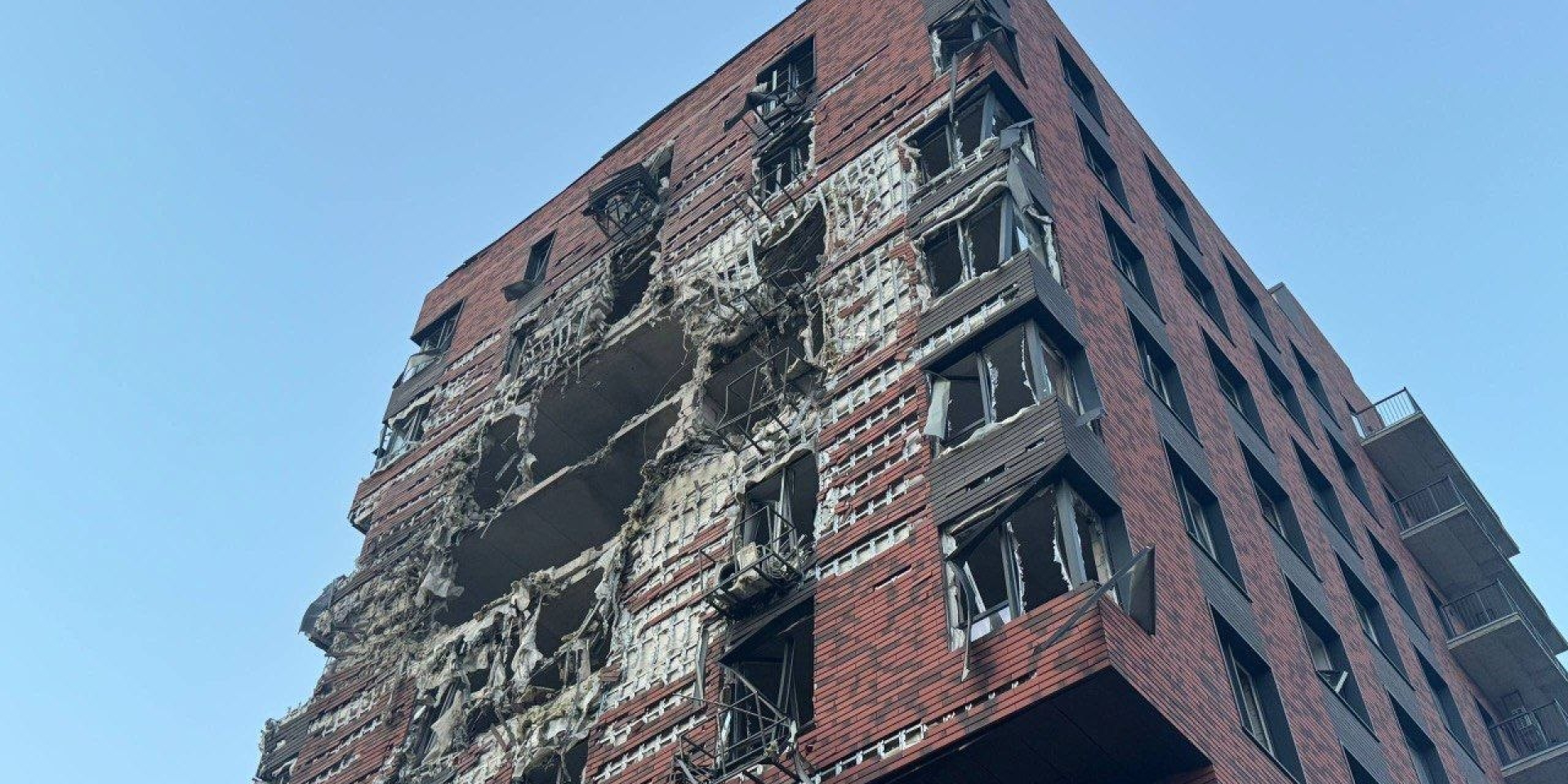 Ночной удар по центру Днепра: повреждены новостройка и админздание — фото