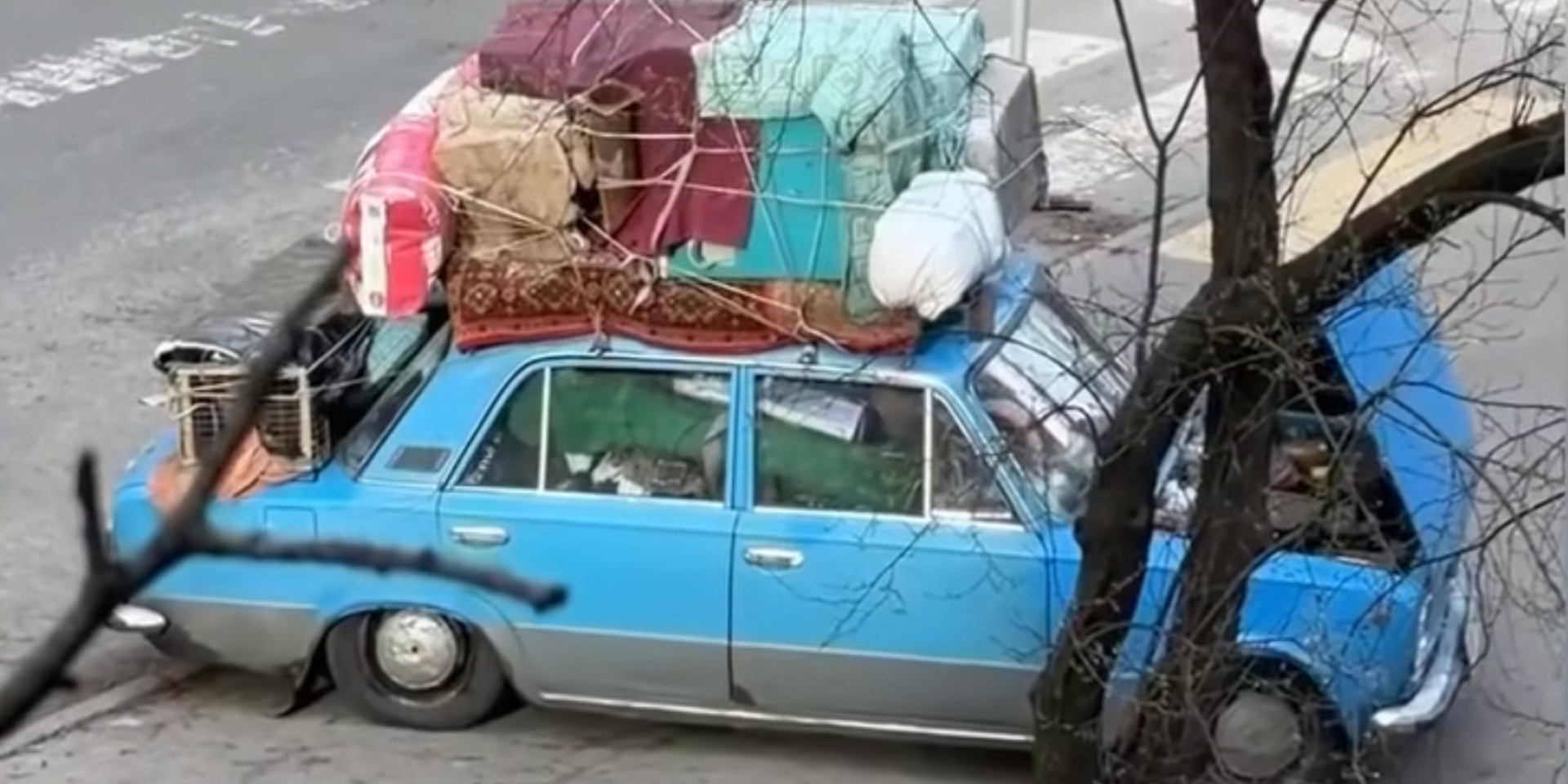 Переселенець, який зібрав в одному авто все життя, отримав нову машину (Фото: Скріншот відео cherrybombfields/Facebook Національна поліція України)