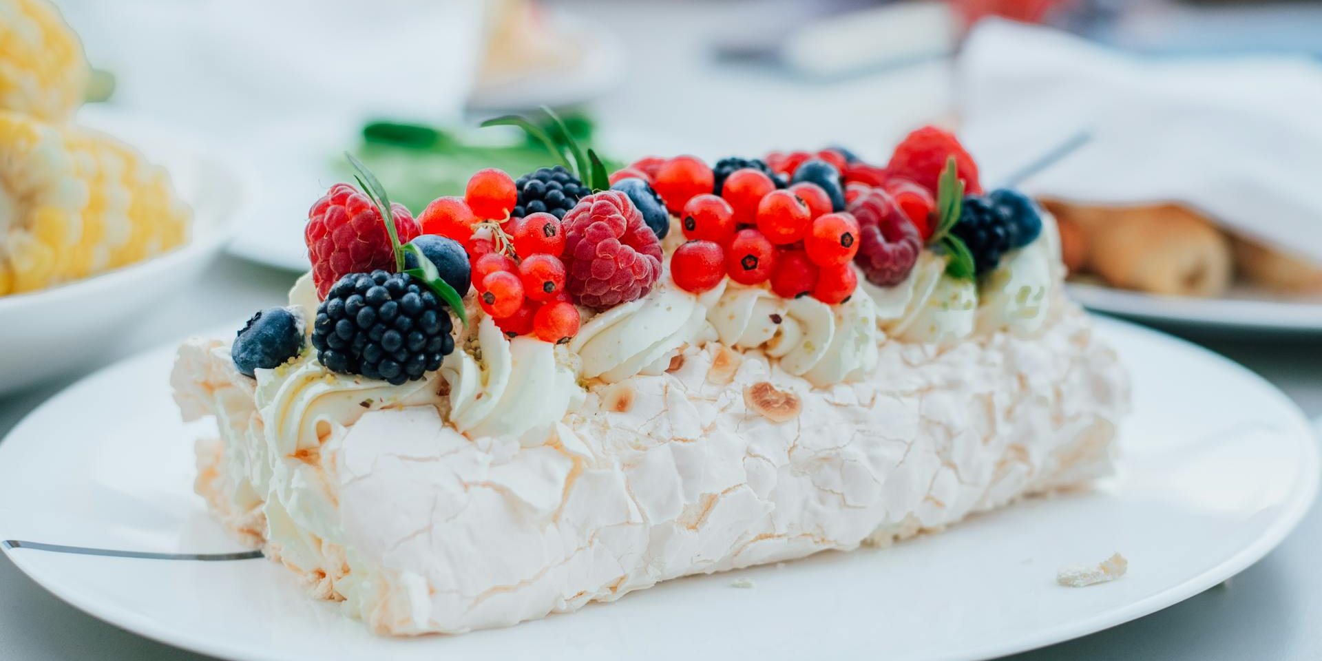 С сырным кремом и фруктовым кюли. Как испечь меренговый рулет