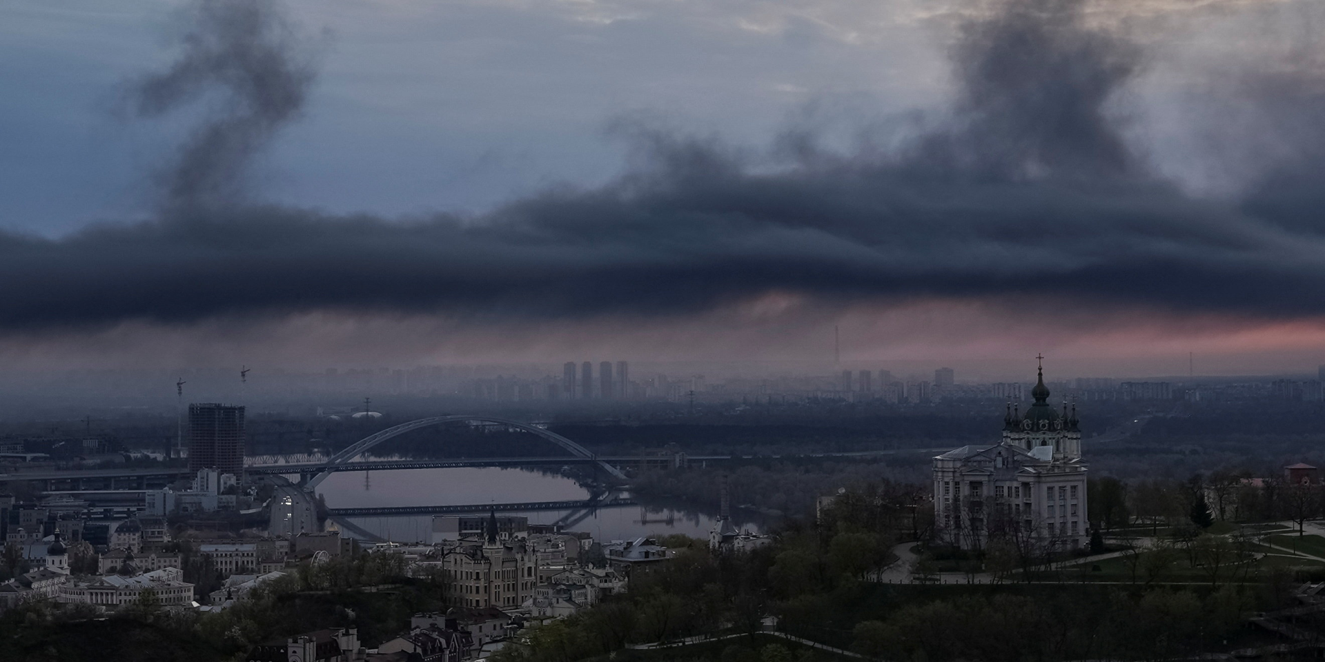 РФ масовано атакувала Київ ракетами: 4 загиблих, 60 постраждалих, пошкоджено 17 багатоповерхівок, найбільше руйнувань на Подолі та Оболоні - онлайн