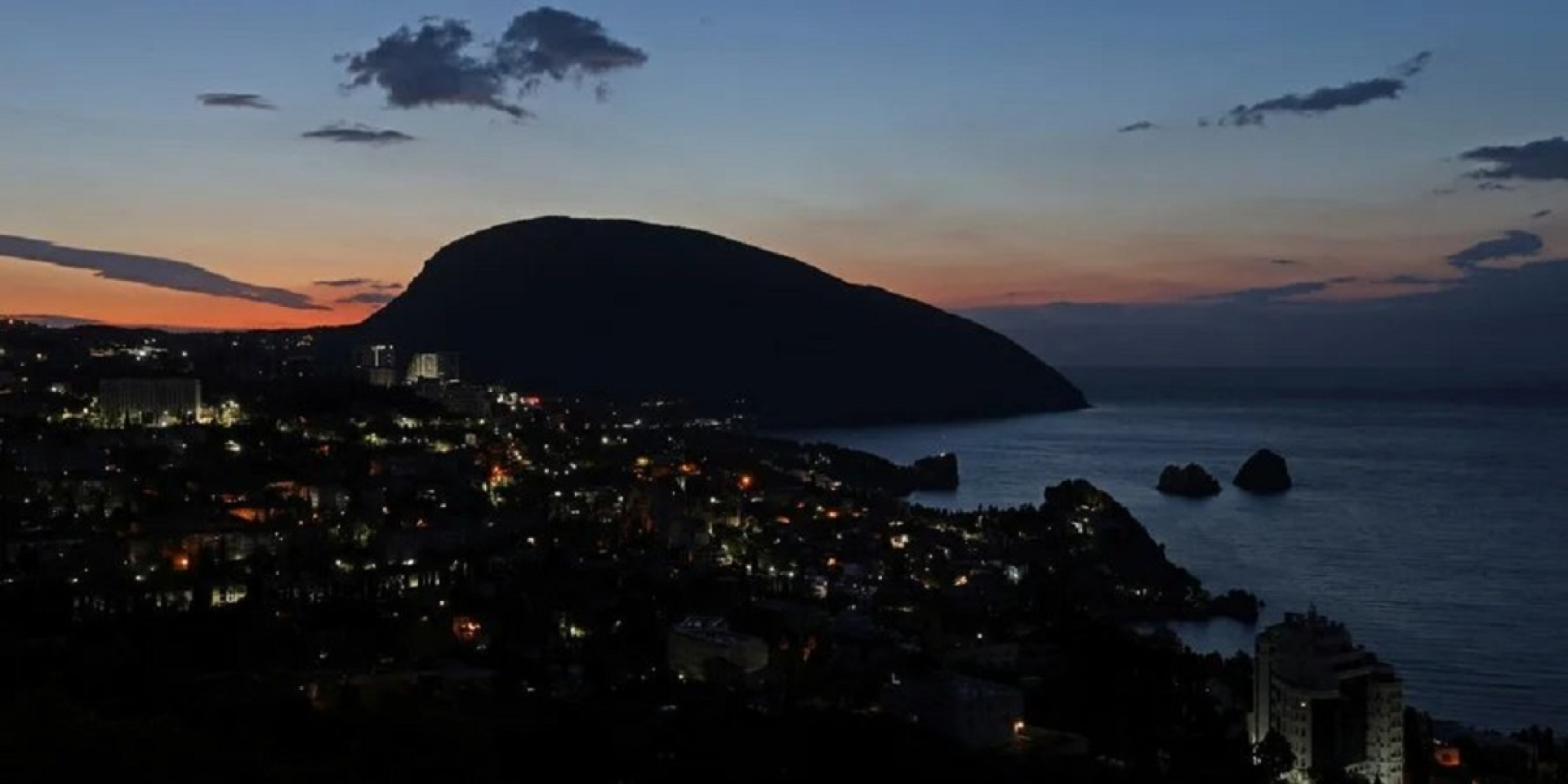 «Столб дыма виден даже из Симферополя». В оккупированном Крыму после серии взрывов горит нефтебаза — Крымский ветер