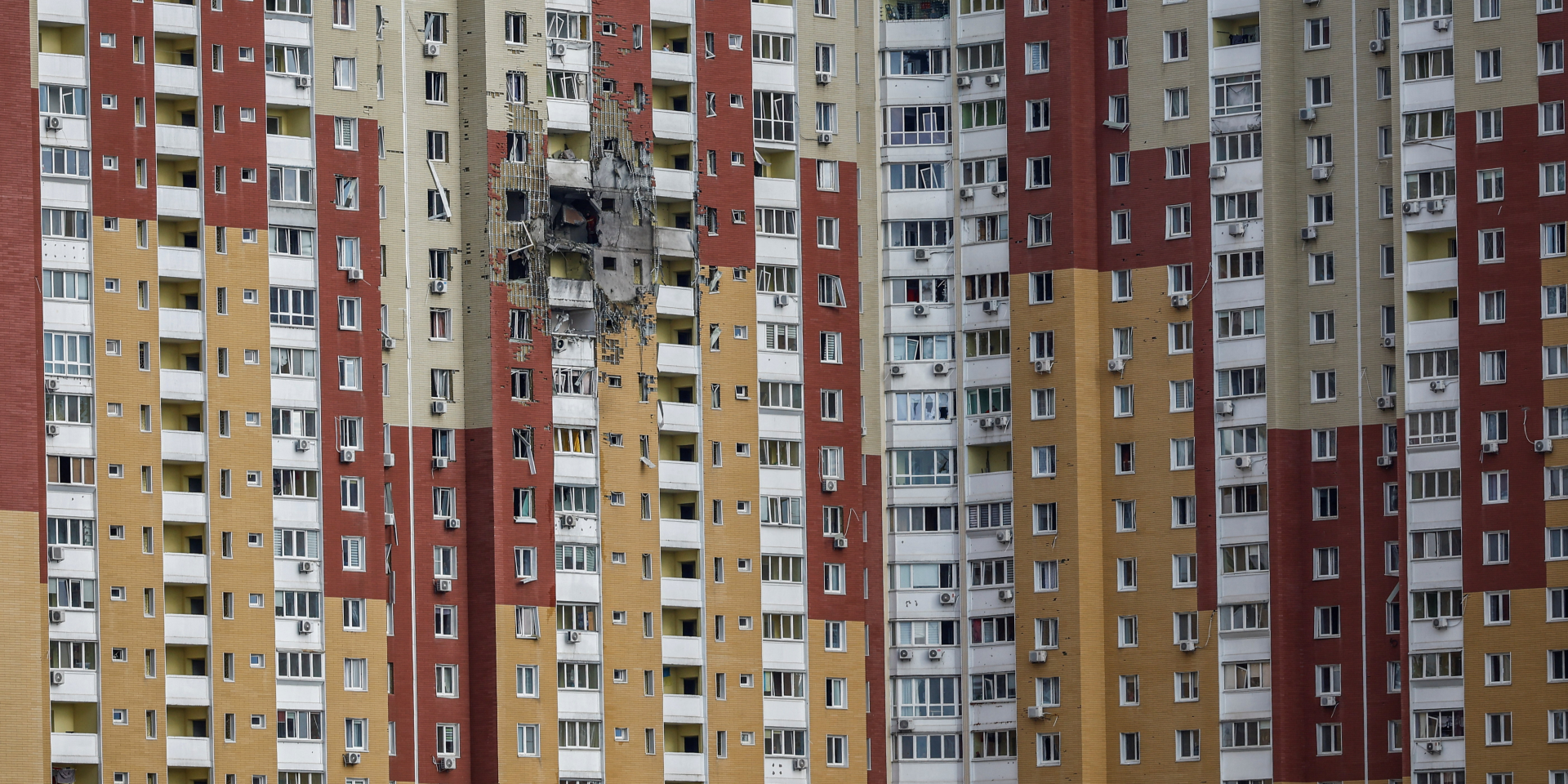 Спасатели работают на месте российского ракетного удара в Киеве (Фото: REUTERS/Valentyn Ogirenko)