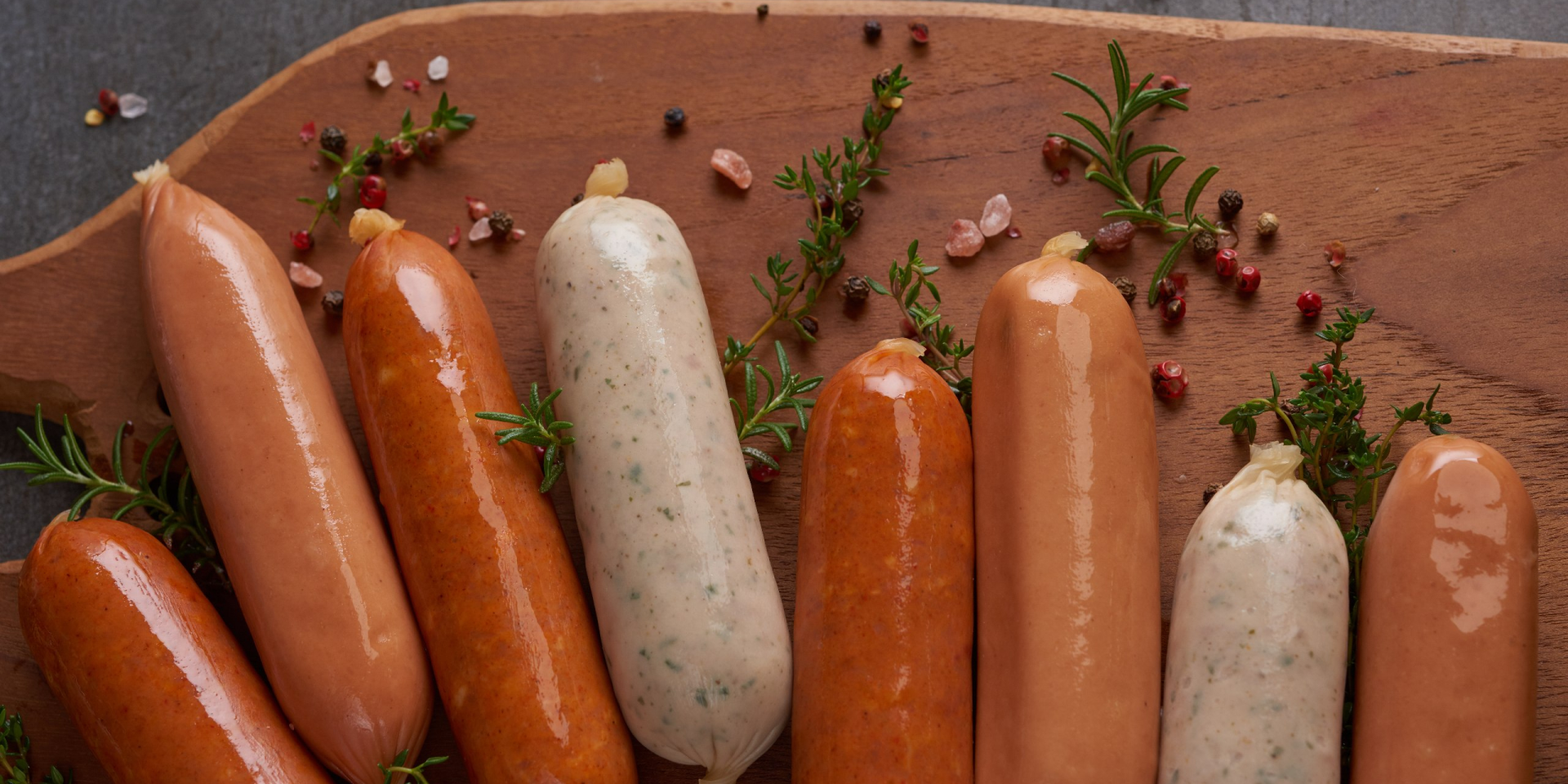 Не только Германия и Франция. Названа самая вкусная колбаса мира — в списке есть три соседа Украины