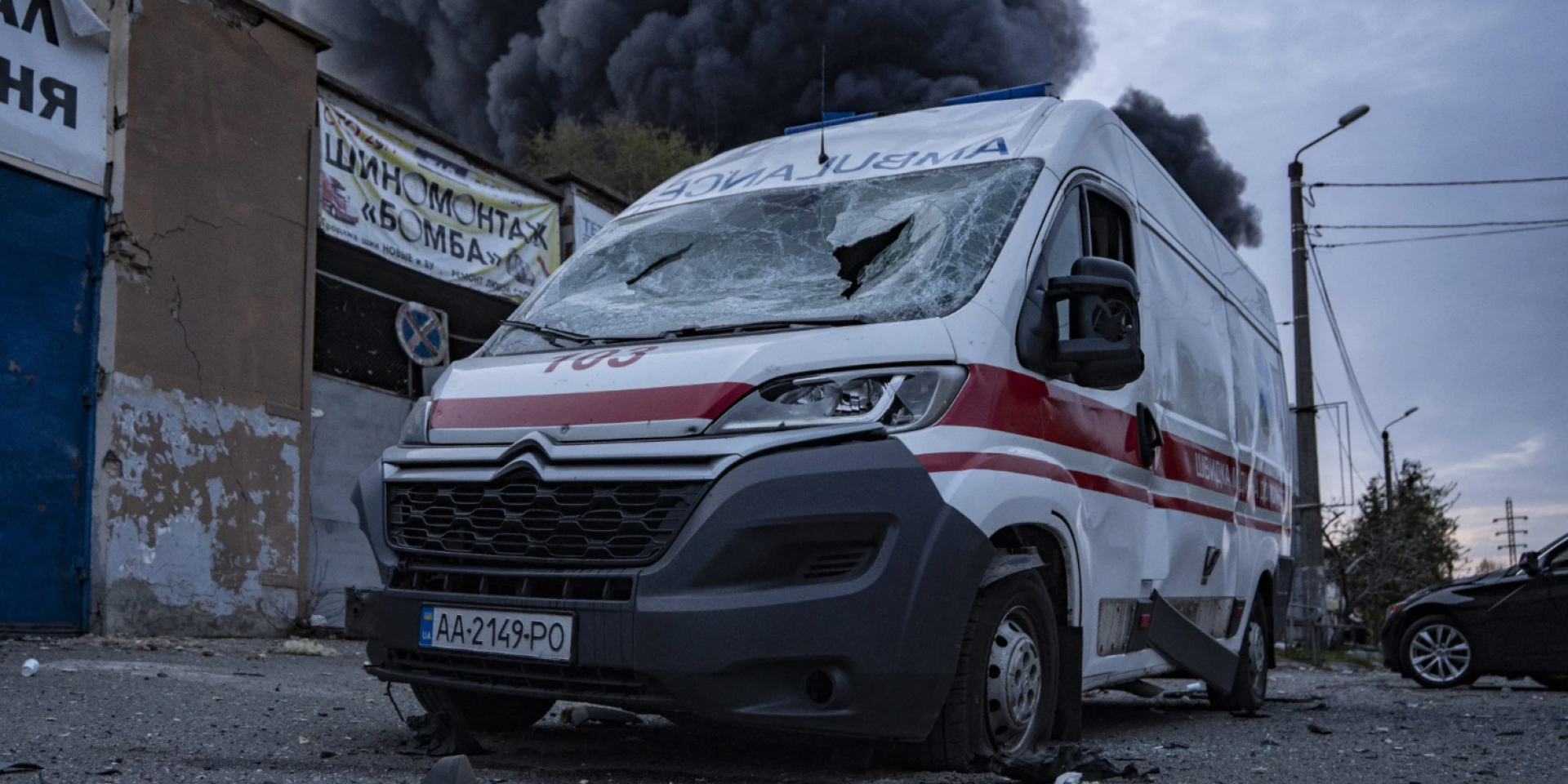 Під атакою РФ у Києві опинилася карета швидкої допомоги та поліцейські (Фото: Сергій Окунєв / NV)