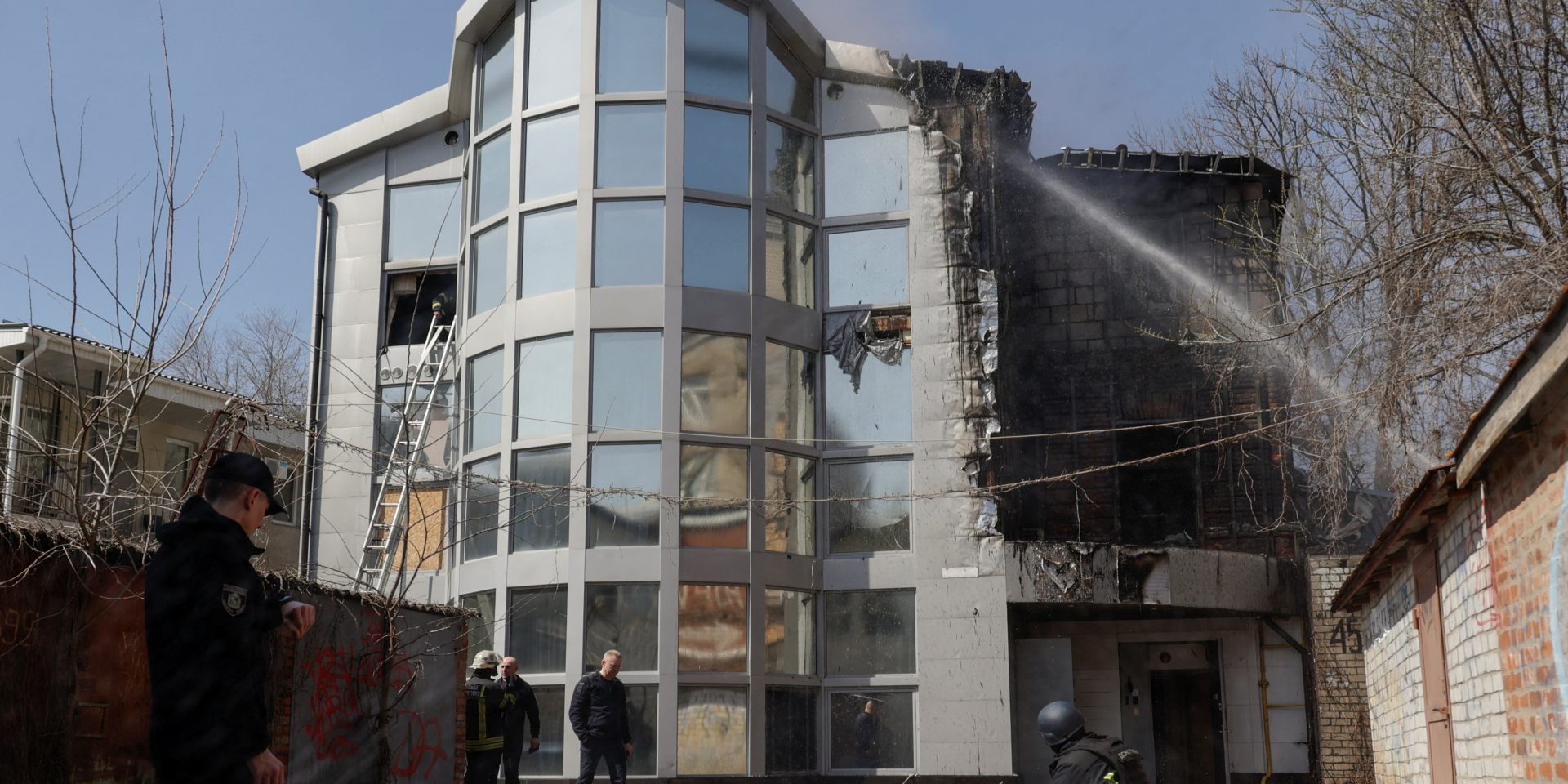 Российские войска ударили по центру Харькова, загорелось офисное здание — фото