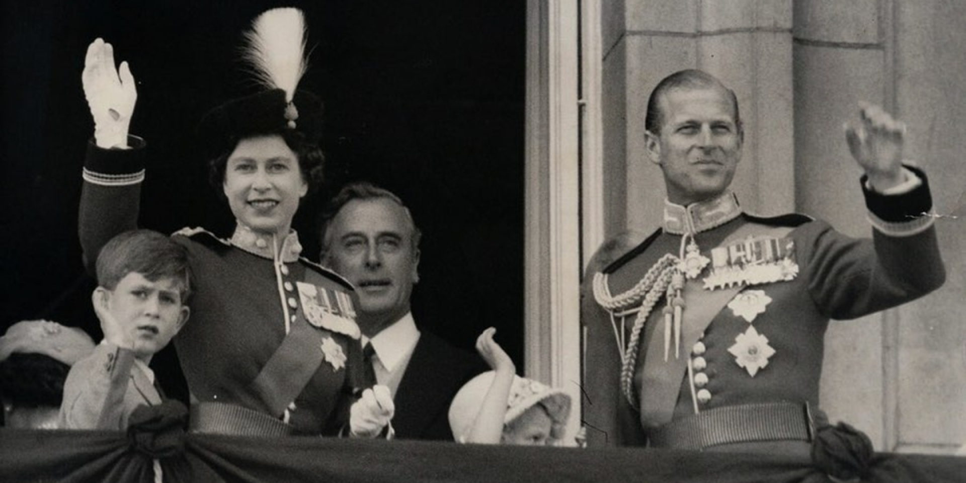 Королівська родина на балконі Букінгемського палацу, 31 травня 1956 року. Зліва направо: принц Чарльз, королева Єлизавета ІІ, граф Луїс Маунтбеттен, принцеса Анна, герцог Единбурзький Філіп (Фото: Royal Family)