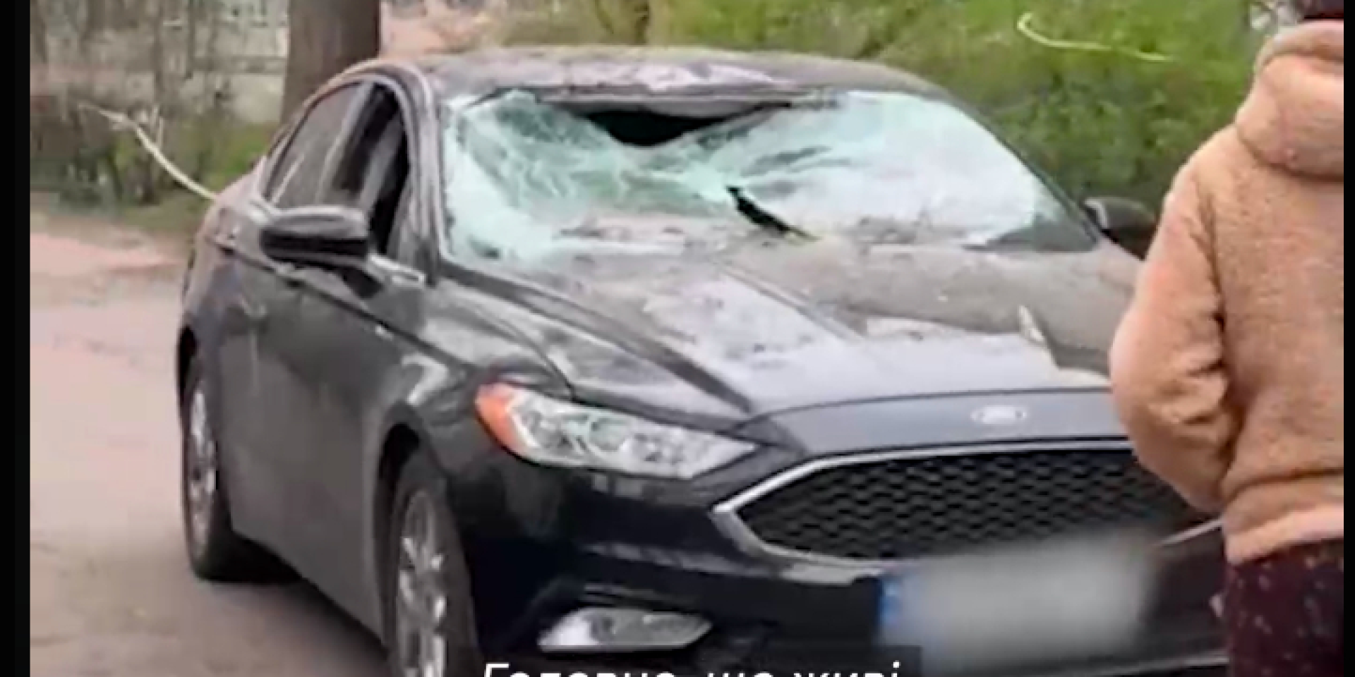 В Киеве завели машину, поврежденную в результате ночного обстрела — видео