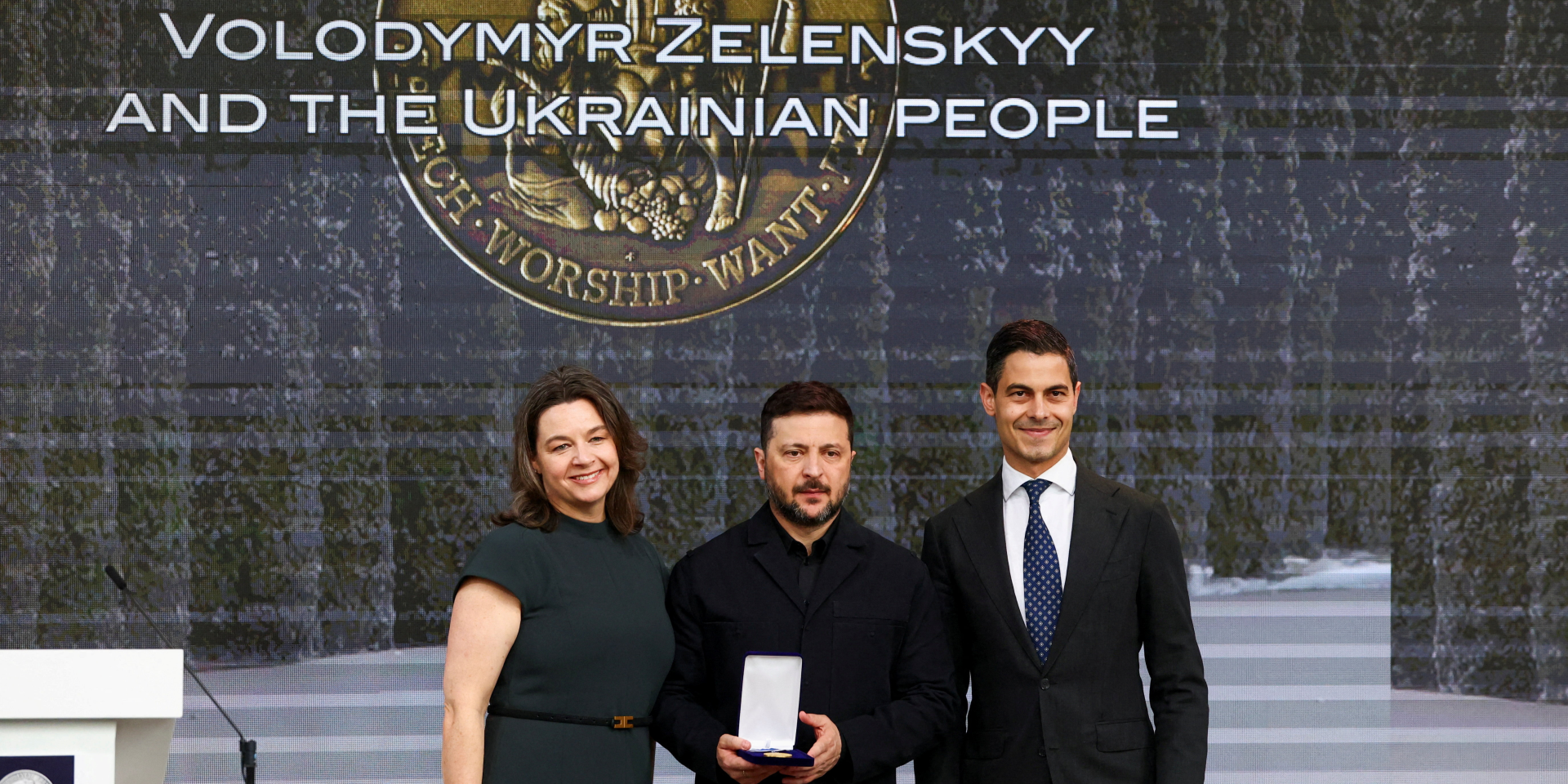 В присутствии короля Нидерландов. Зеленский получил награду Four Freedoms Awards от имени всего украинского народа