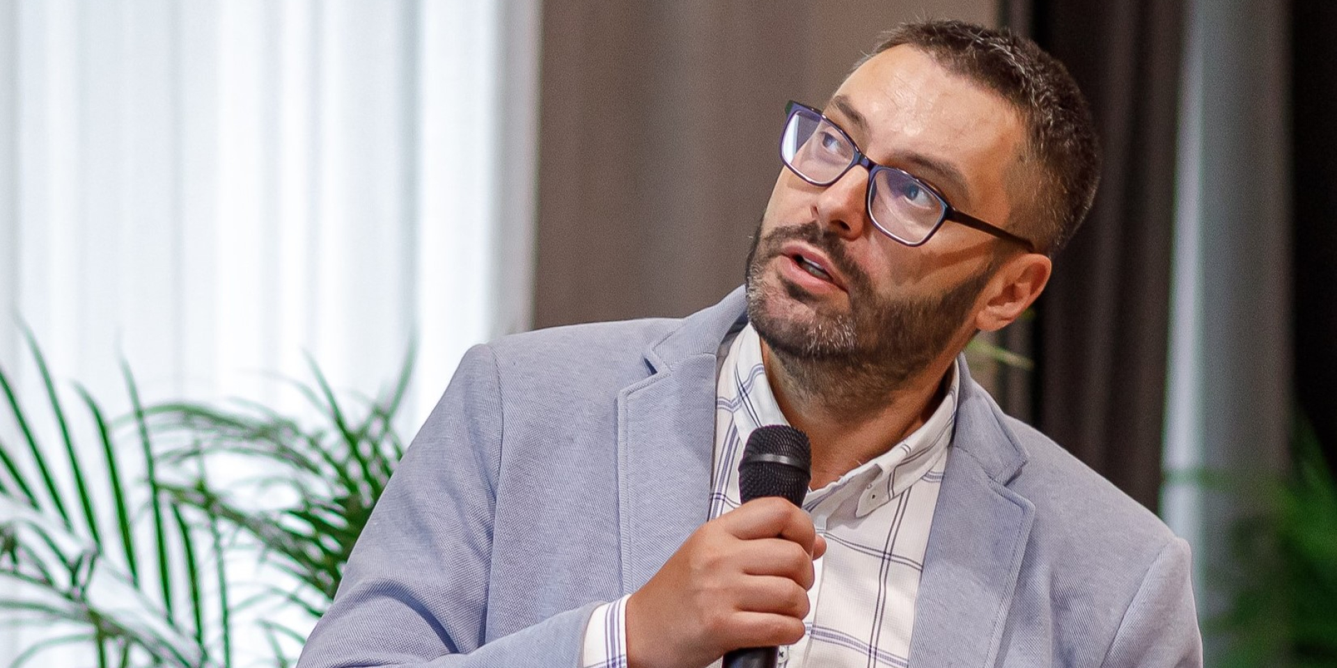 Очільник асоціації «Укрбіоетанол» Тарас Миколаєнко спостерігає, як зростають ціни на біоетанол у світі через війну в Ірані (Фото: facebook Тараса Миколаєнка)