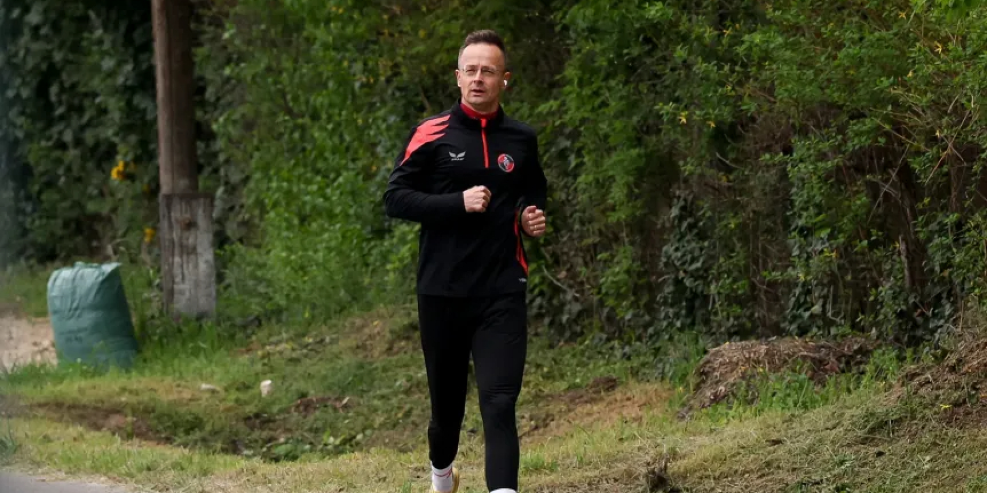 Подловили во время пробежки: венгерские журналисты нашли Сийярто, который после поражения Орбана исчез из публичного пространства