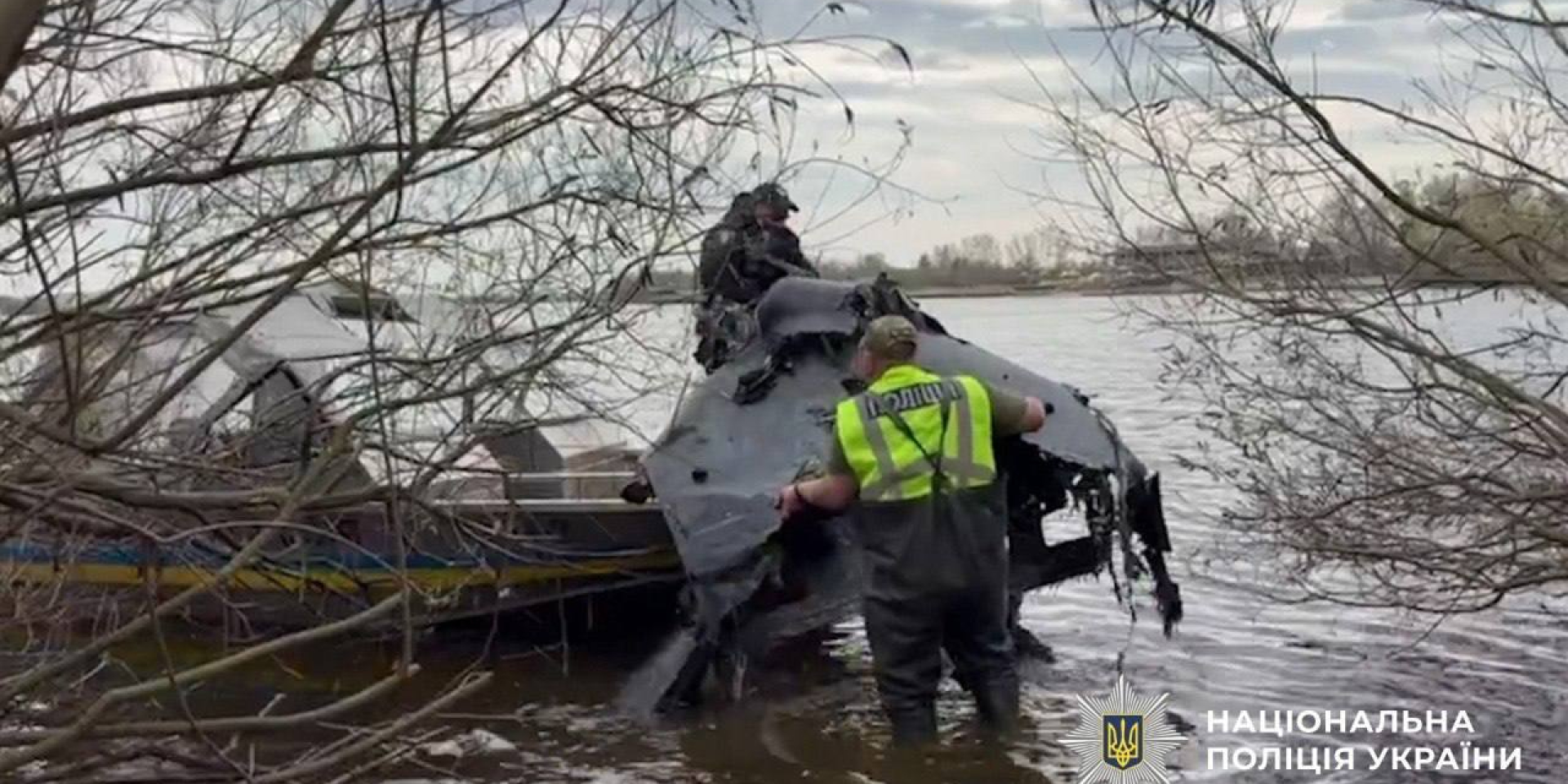 Уламки російського дрона Герань-2 виявили у Голосіївському районі Києва 17 квітня 2026 року (Фото: Нацполіція)