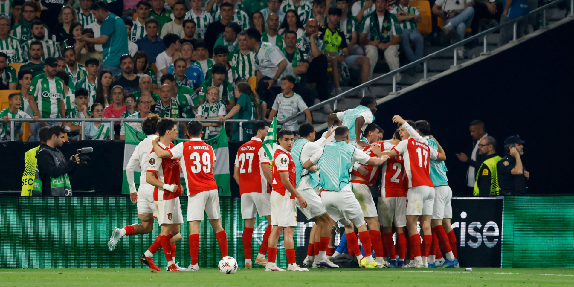 Начали покидать стадион. Во время матча Лиги Европы фанатов довели до паники из-за ложного объявления — видео