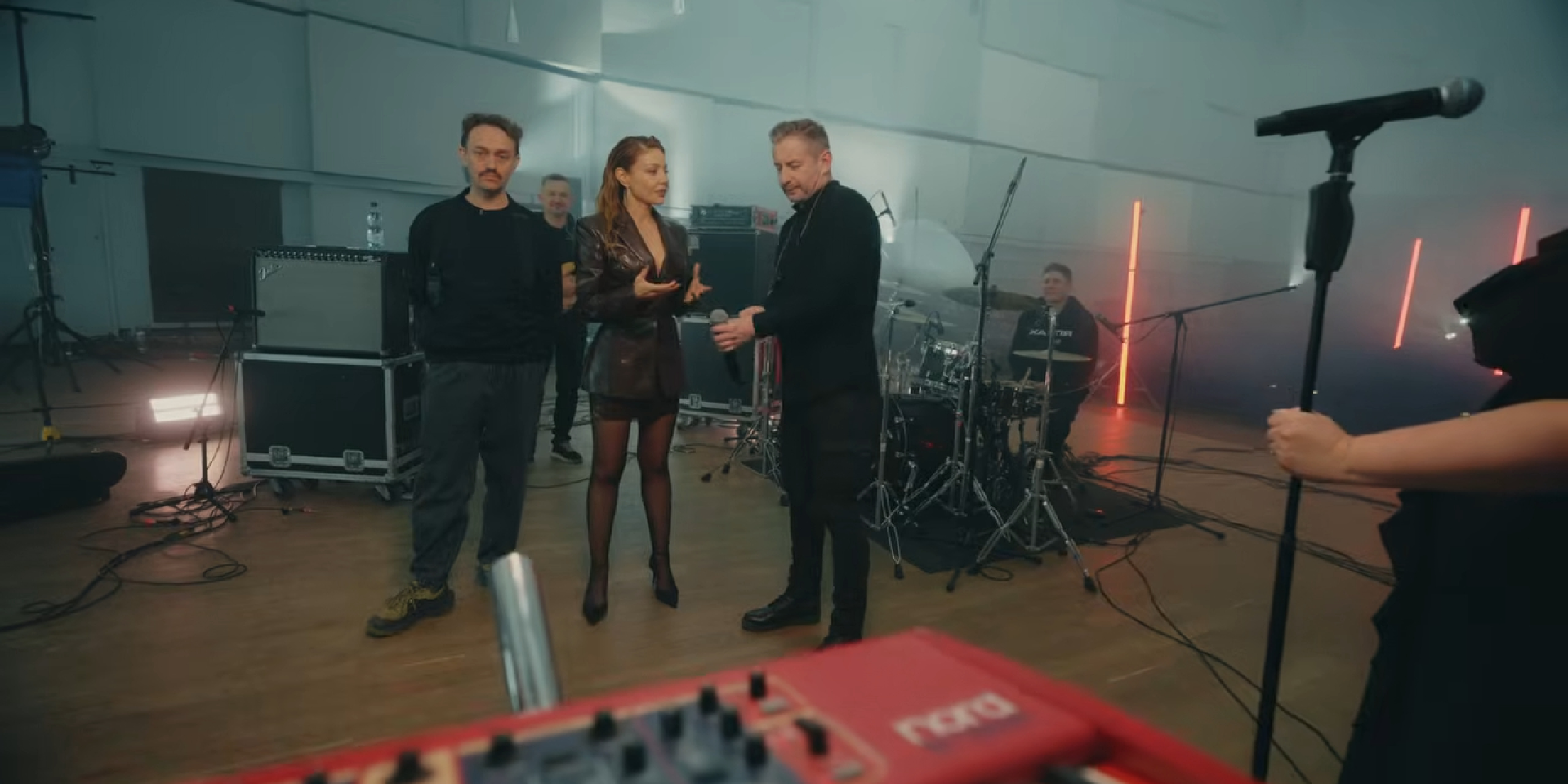 В проекте Тины Кароль. Сергей Жадан и группа Жадан и Собаки перепели легендарный хит Сестрички Вики Україна рок-н-рол