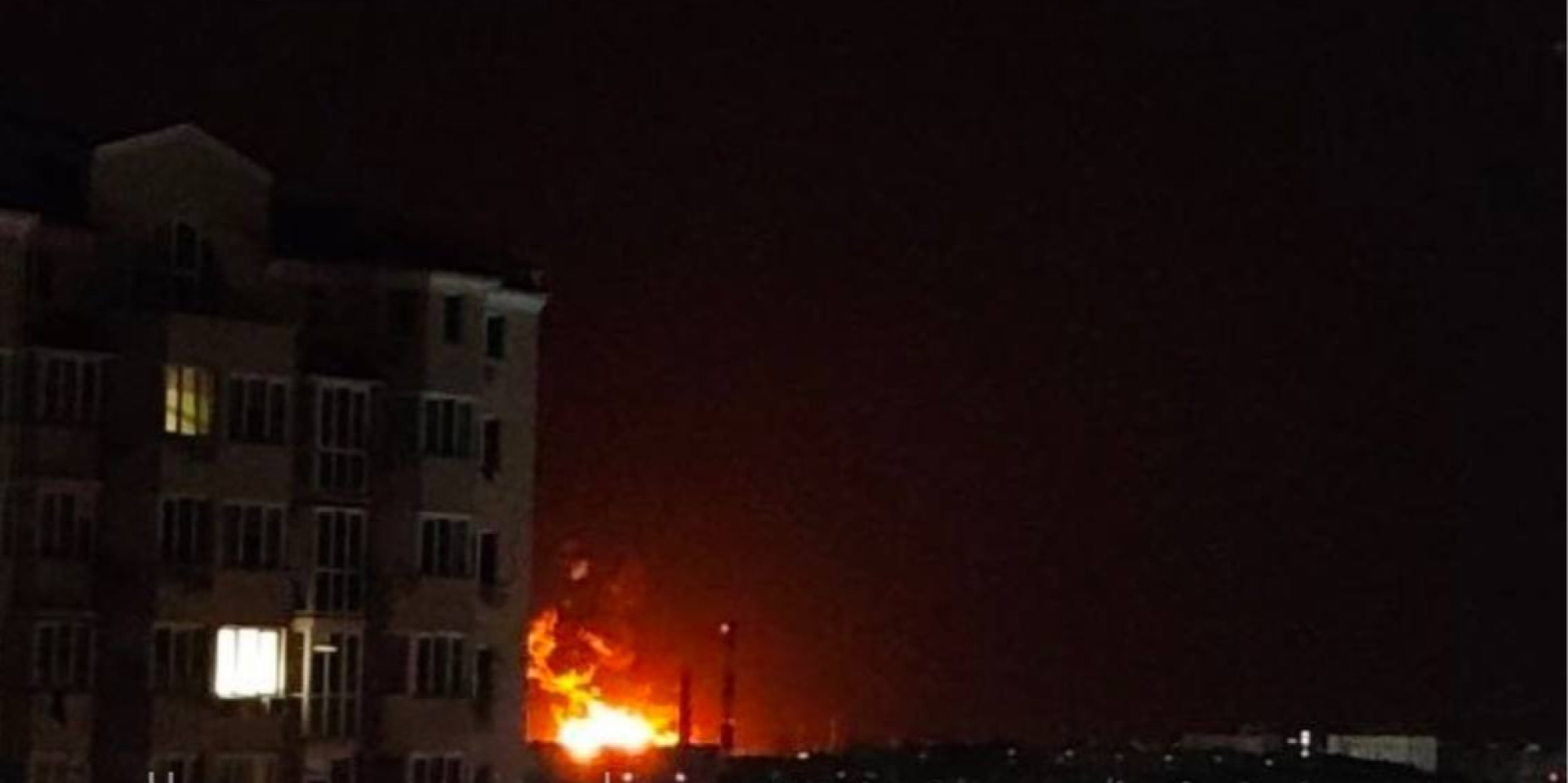 В Севастополе после ночной атаки дронами загорелась нефтебаза — видео