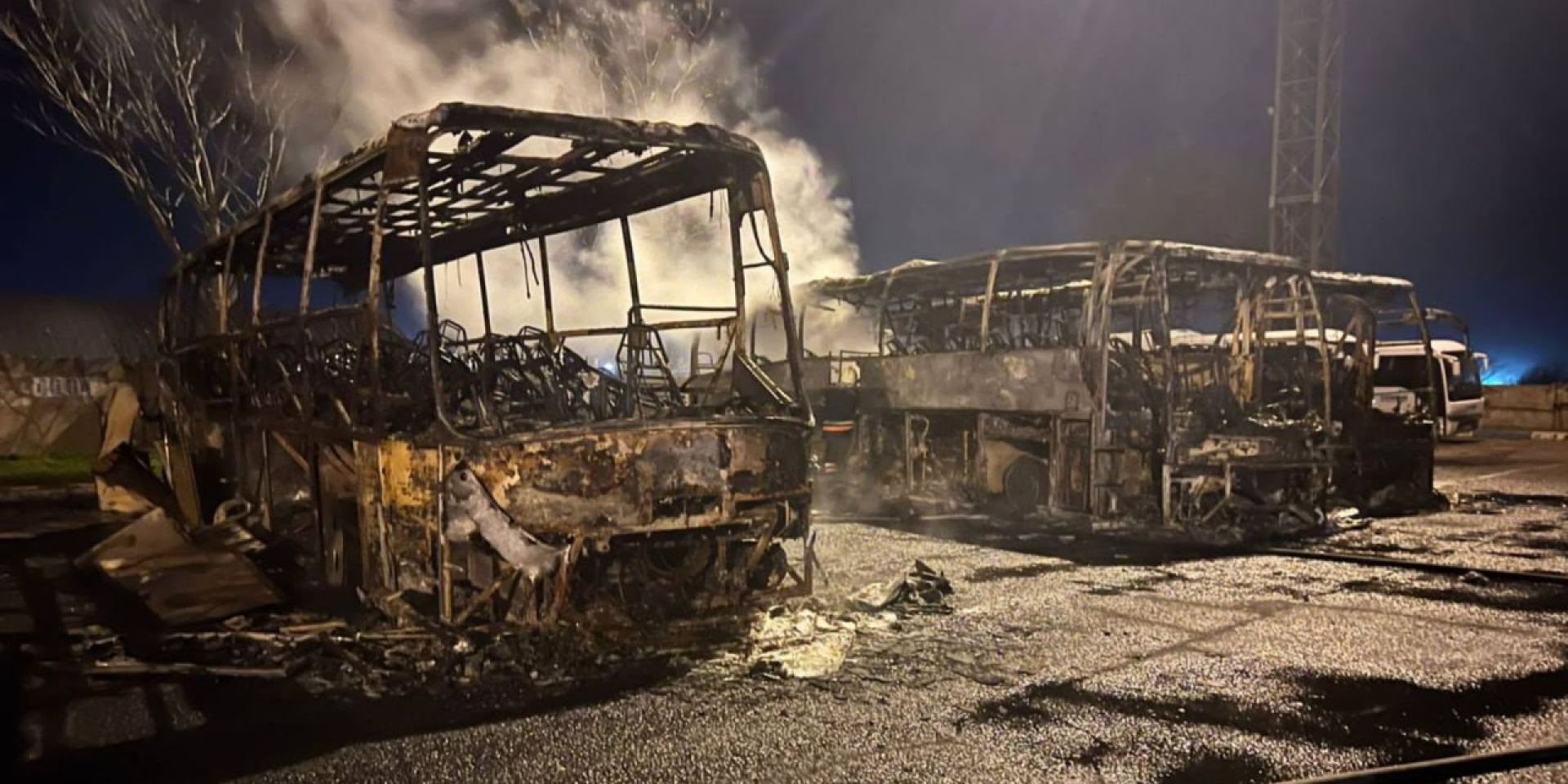 Россия ударила дронами по порту в Одесской области, повреждены склады и резервуары, сгорели автобусы — фото