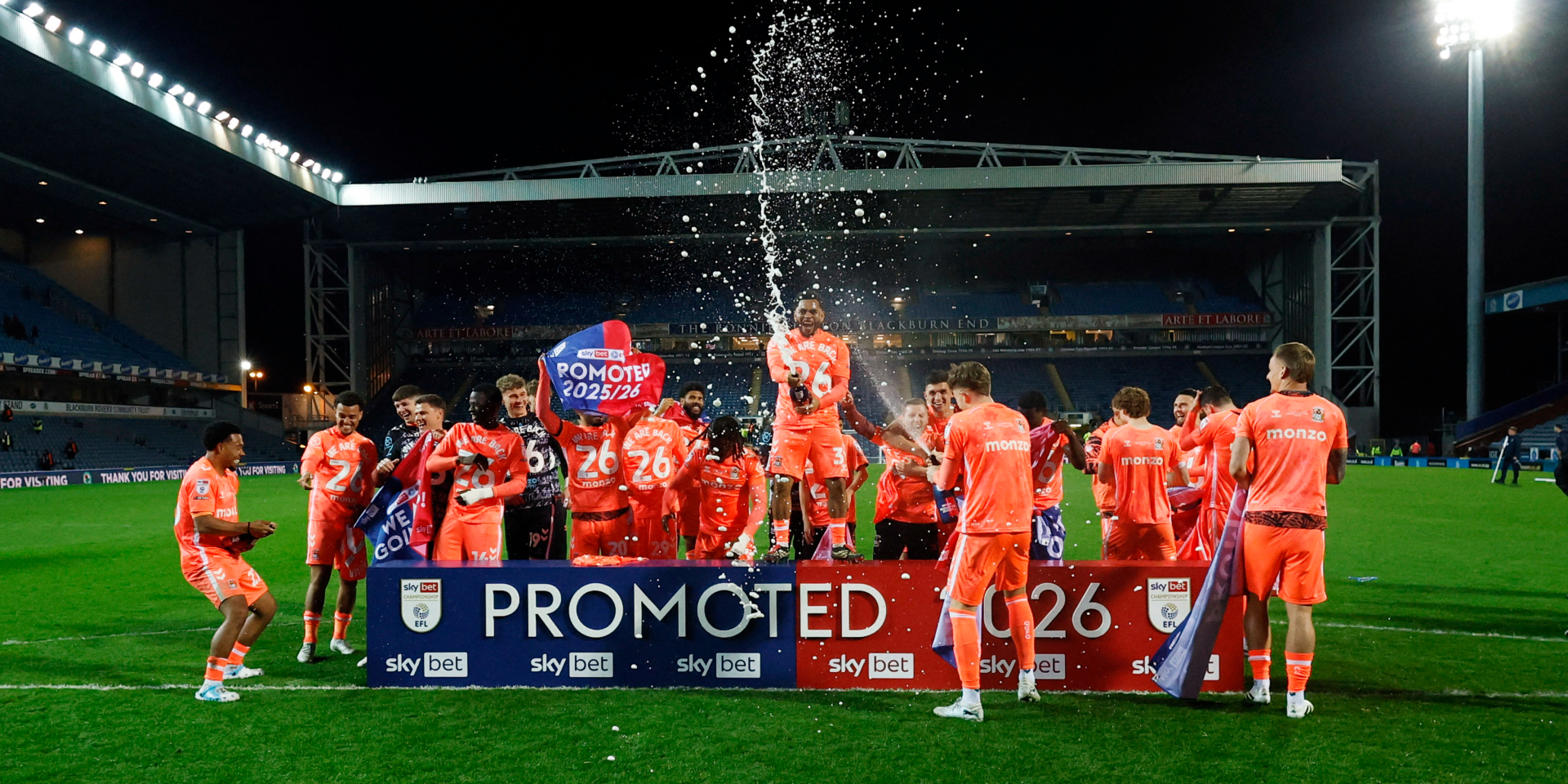 Впервые за 25 лет. Бывший клуб украинца досрочно вышел в АПЛ — видео