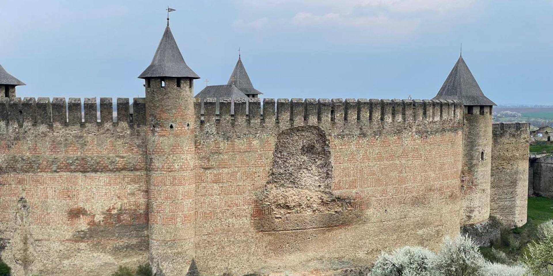 В Хотинской крепости частично обвалилась стена — фото