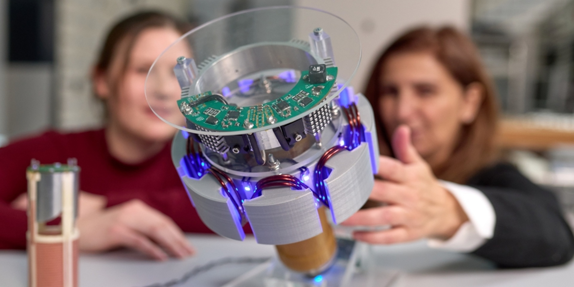 Вместо тяжелых батарей. Ученые доказали, что энергию можно передавать по воздуху с КПД до 95%