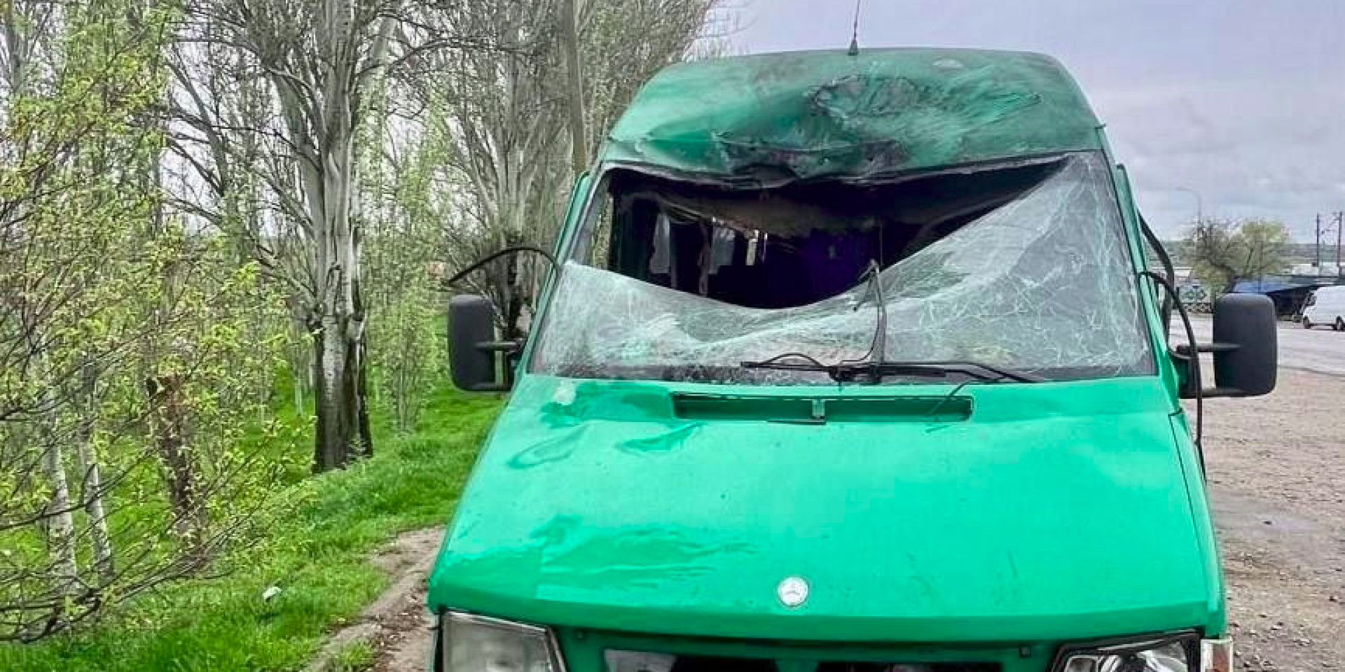 Driver and three passengers injured in hit-and-run on bus in Nikopol district (Photo: Oleksandr Hanzha via Telegram)